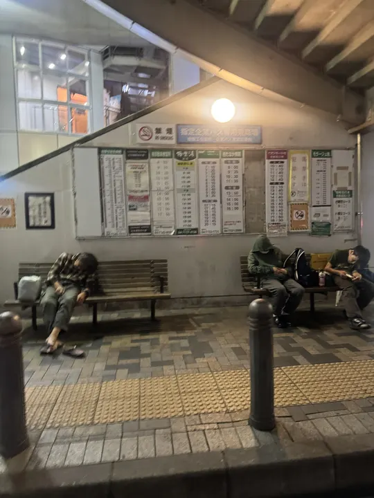 凌晨两点居然，长椅上睡着无家可归的人