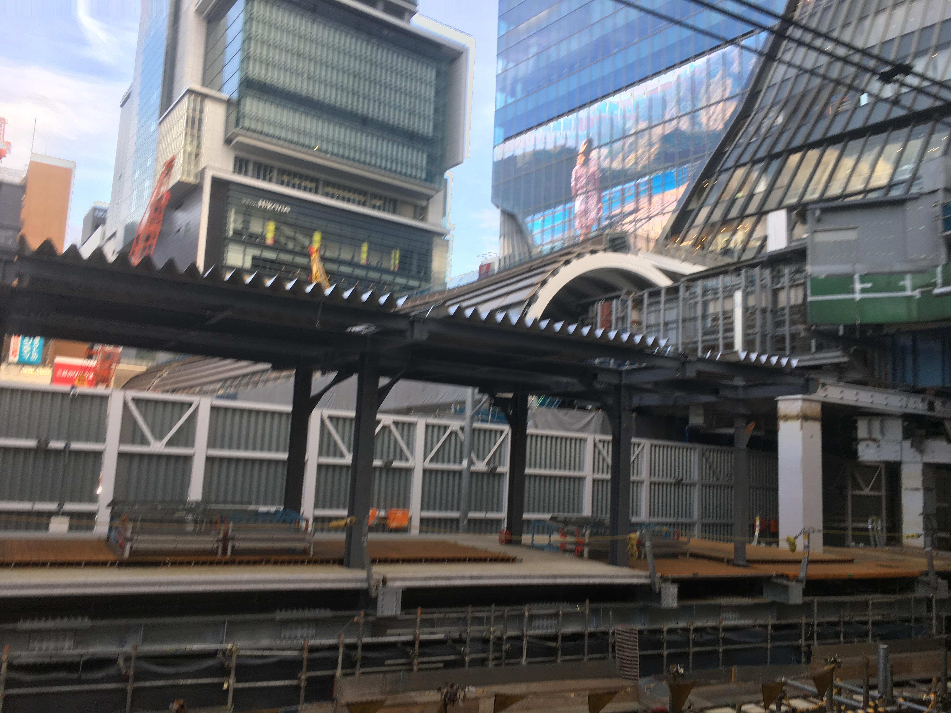 从山手线站台看到的2019年施工中的涩谷站。