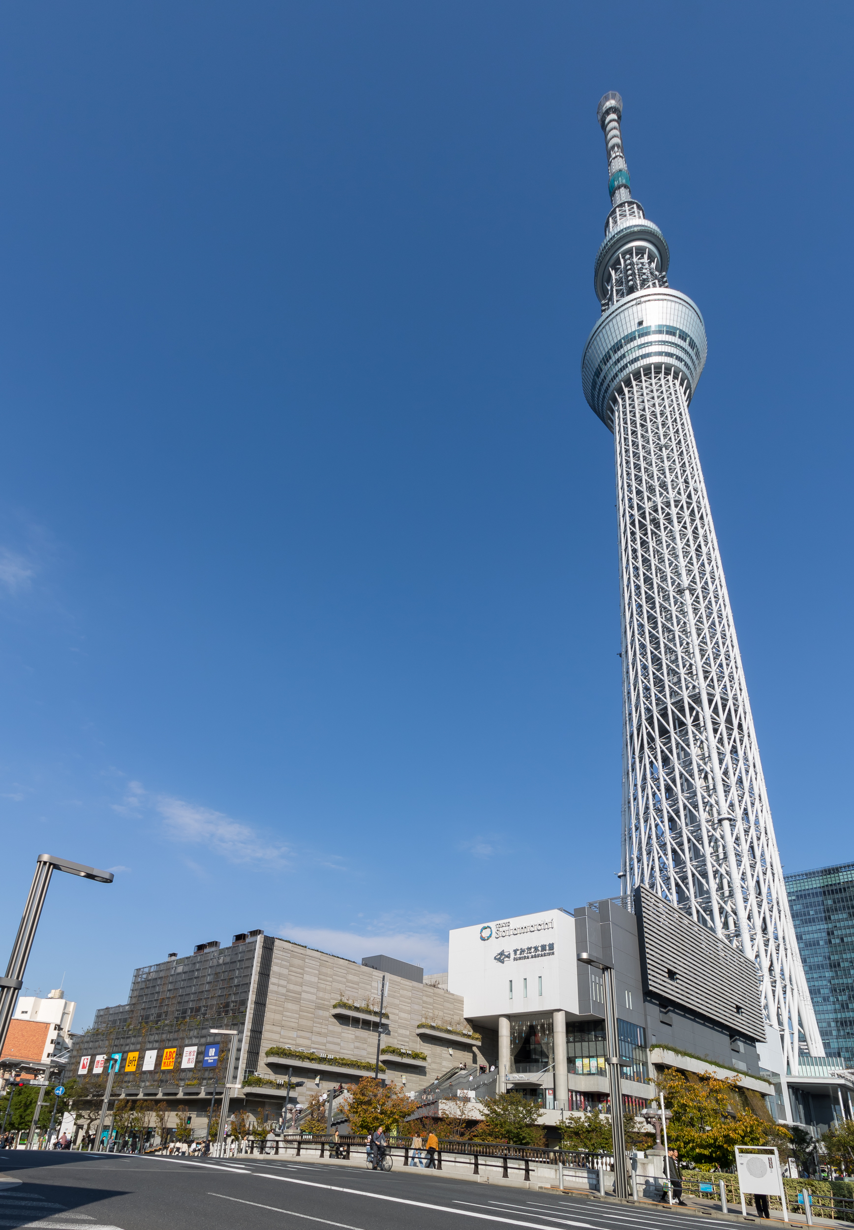 东京晴空塔、东京ソラマチ与墨田水族馆建筑群。