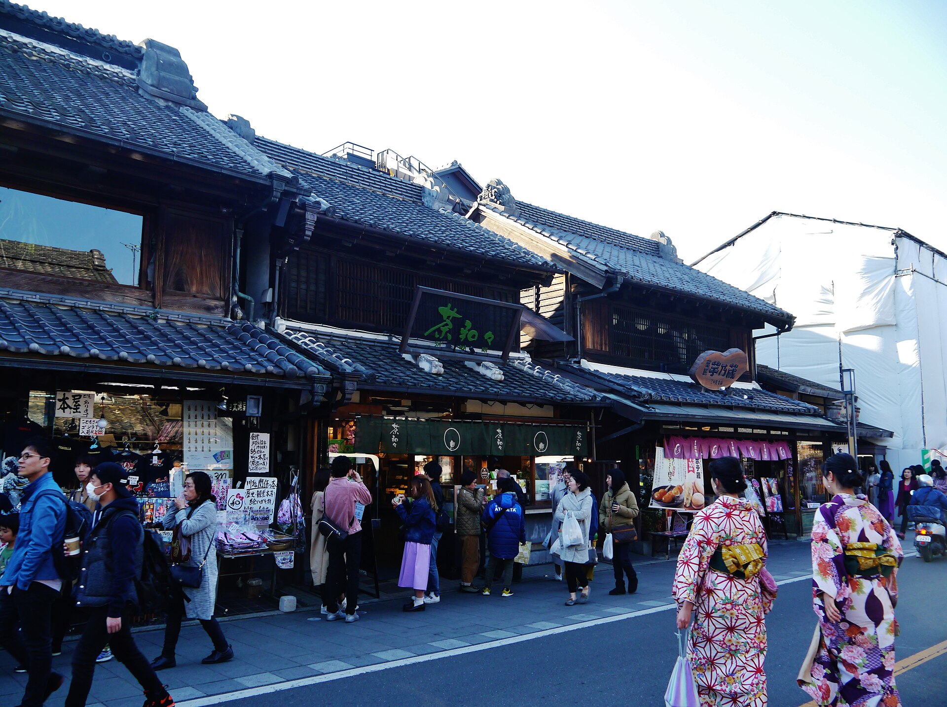 川越藏造老街的街区全景,成排的仓库式町屋沿街而立。