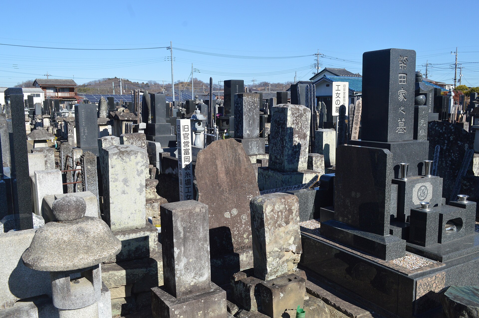 群马县富冈市龙光寺的墓地与寺院一角。