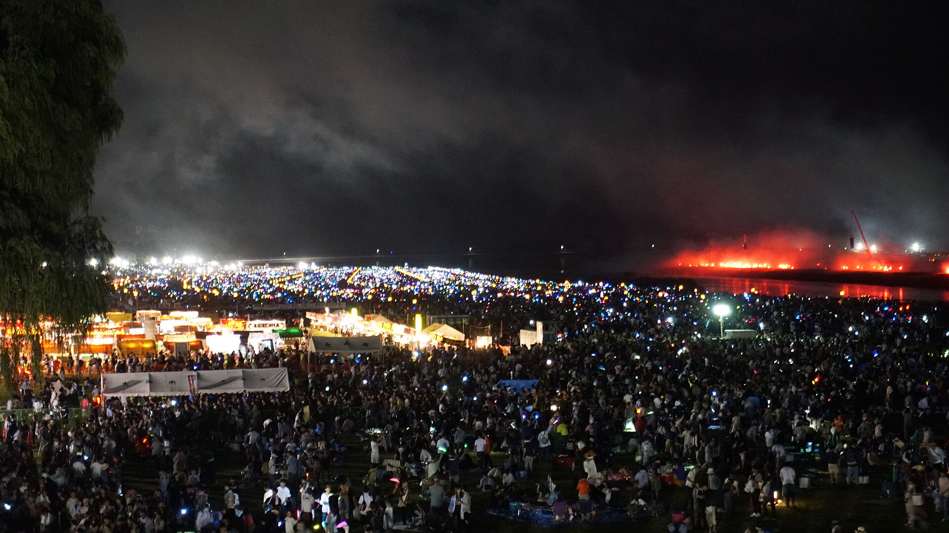 2018年大曲全国烟花竞技大会终场齐放的烟花。