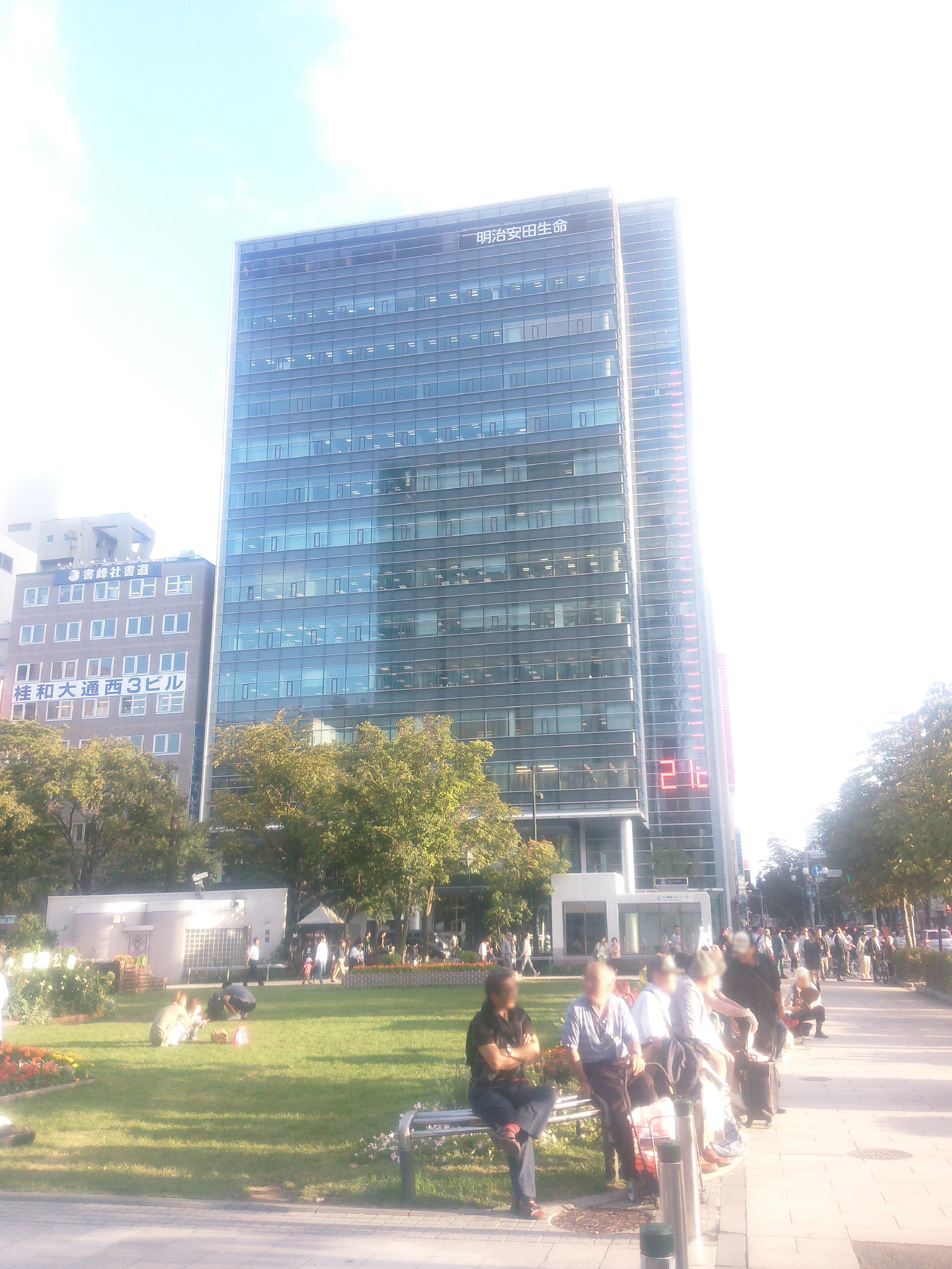 札幌大通公园旁的明治安田生命札幌大通大楼。