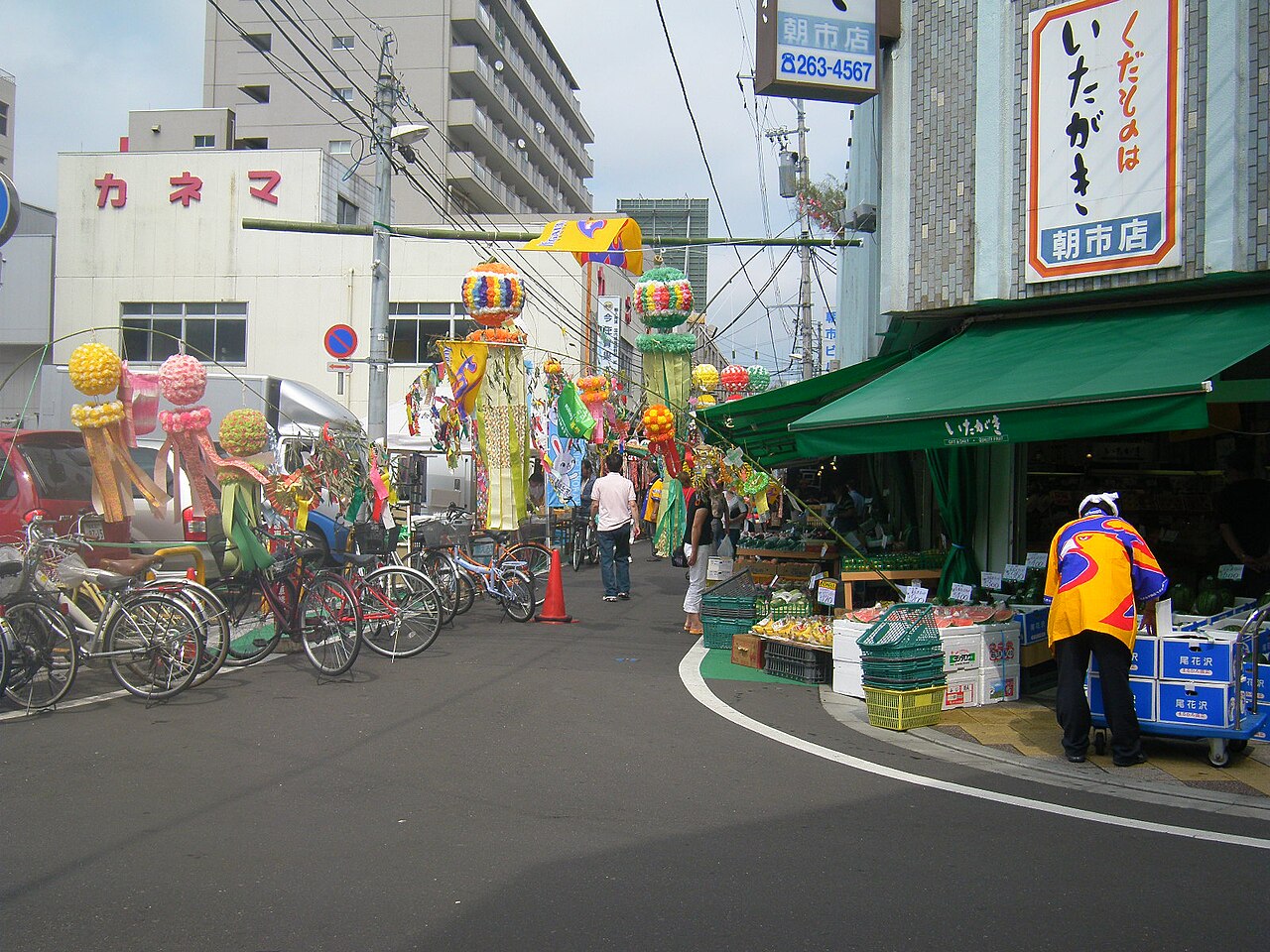 仙台朝市的商店街。