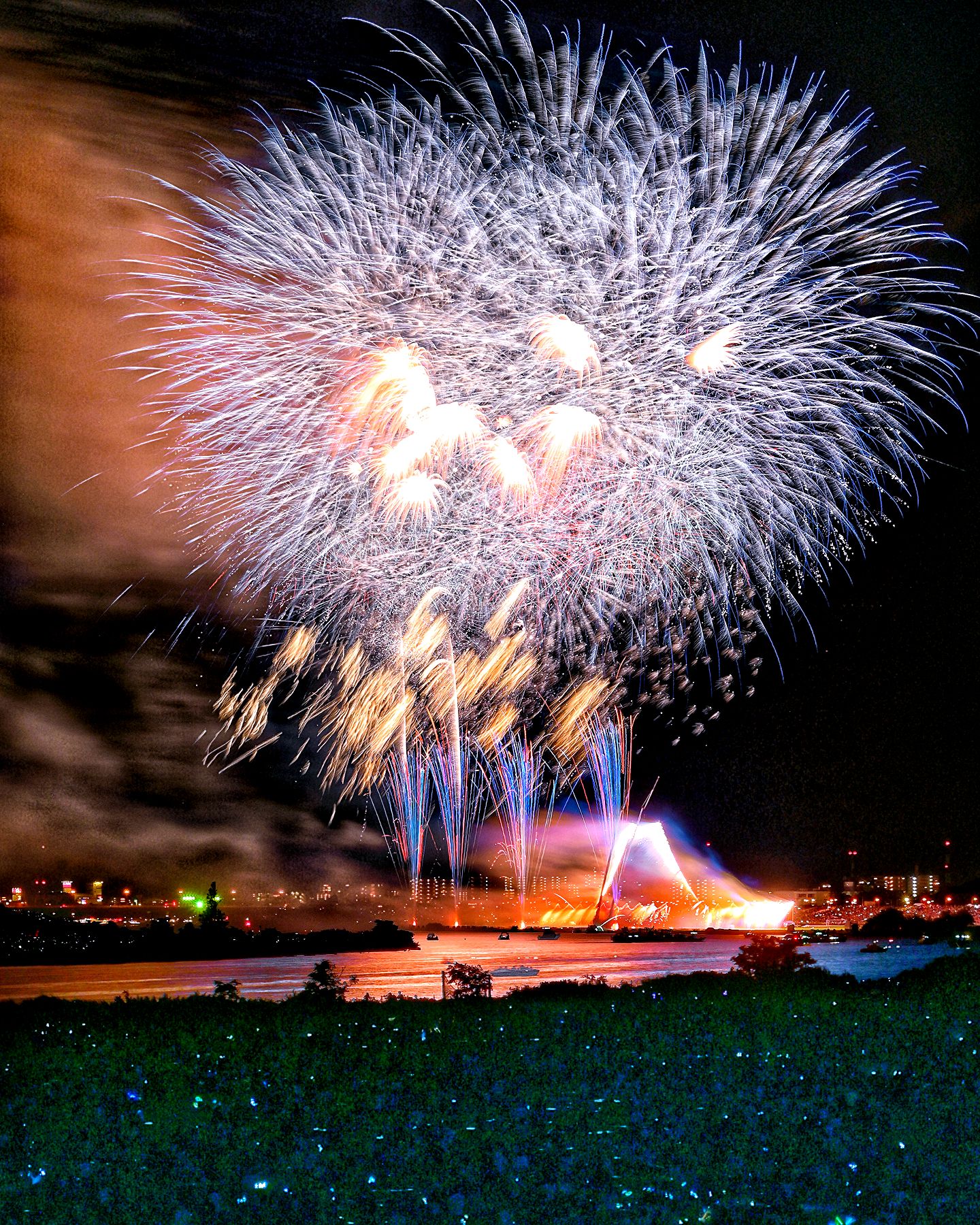 2019年江户川区与市川市联合烟花大会的夜空烟花。