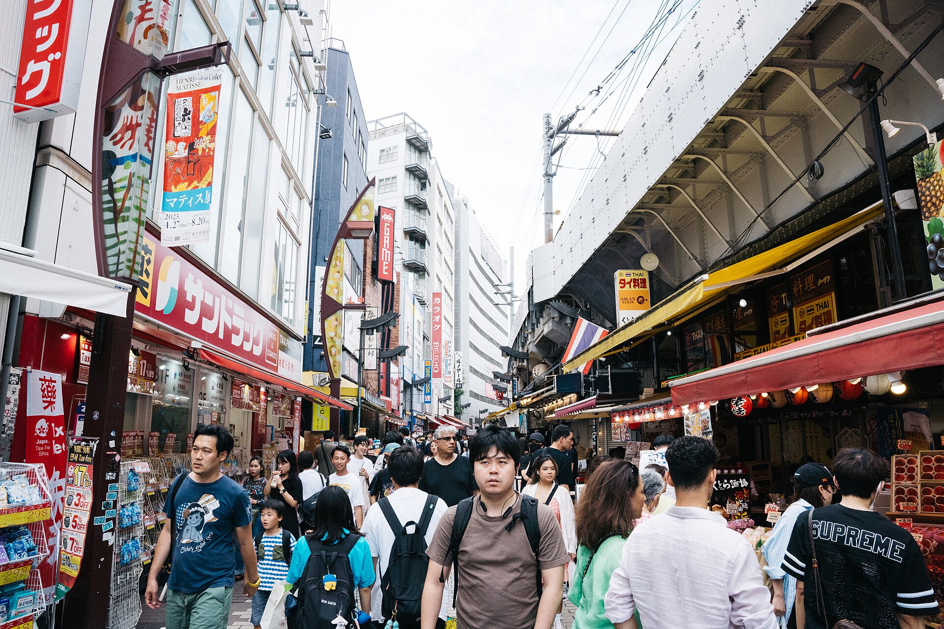 阿美横丁商店街上,招牌与店面沿着通道一路延伸。
