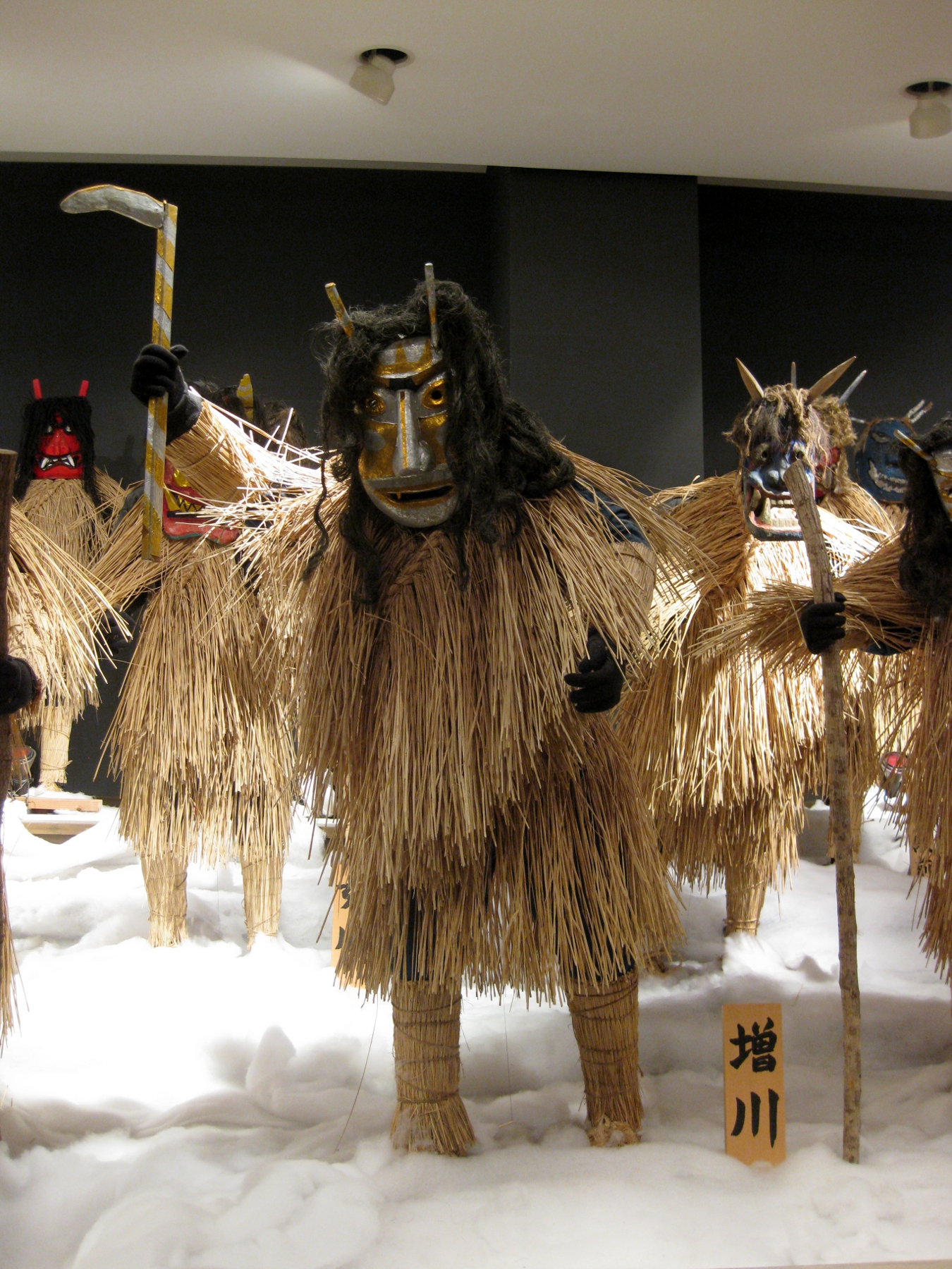 生剥鬼博物馆内展示的生剥鬼形象，由稻草衣与木制鬼面组成。