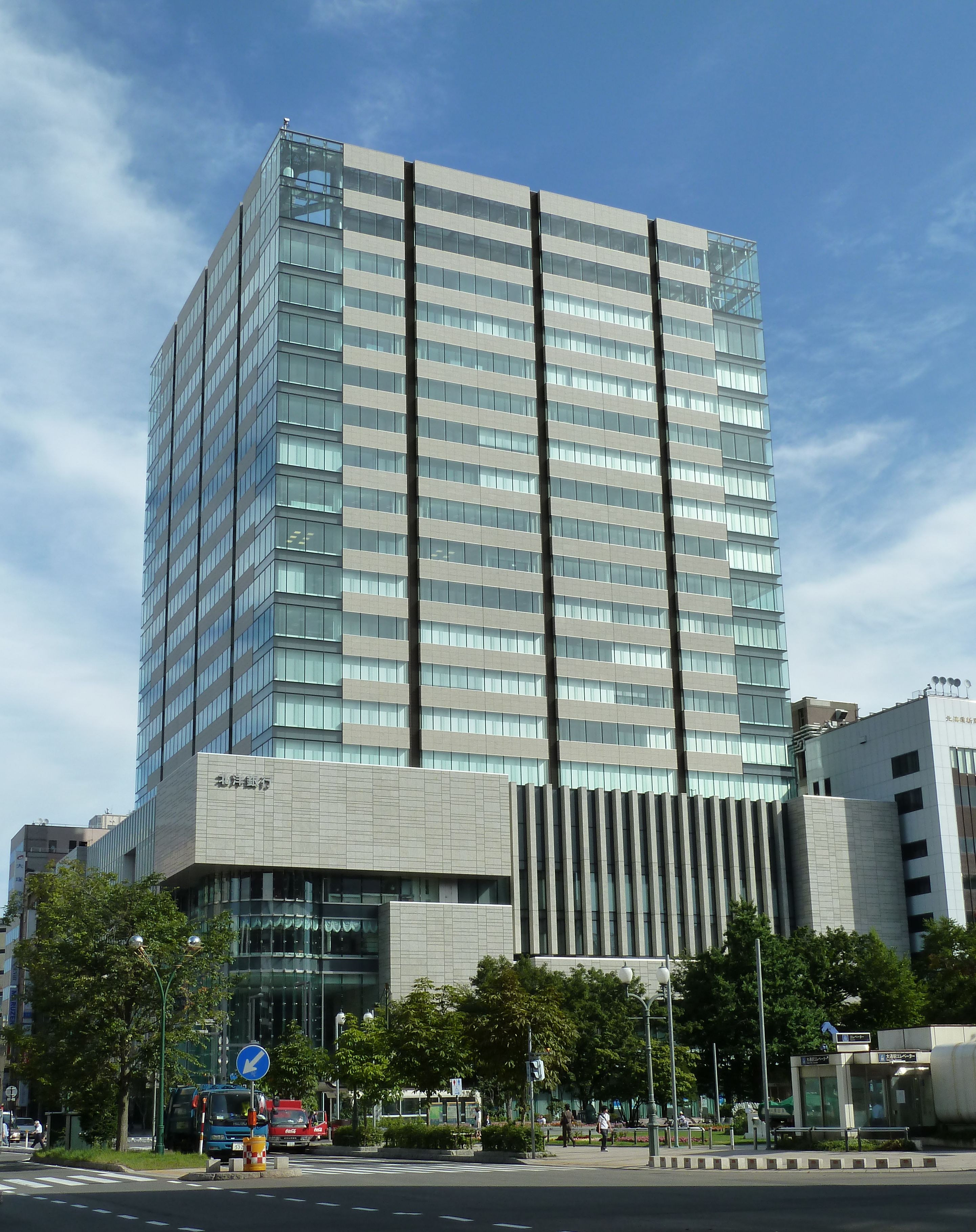 札幌大通公园旁的北洋大通中心高楼。