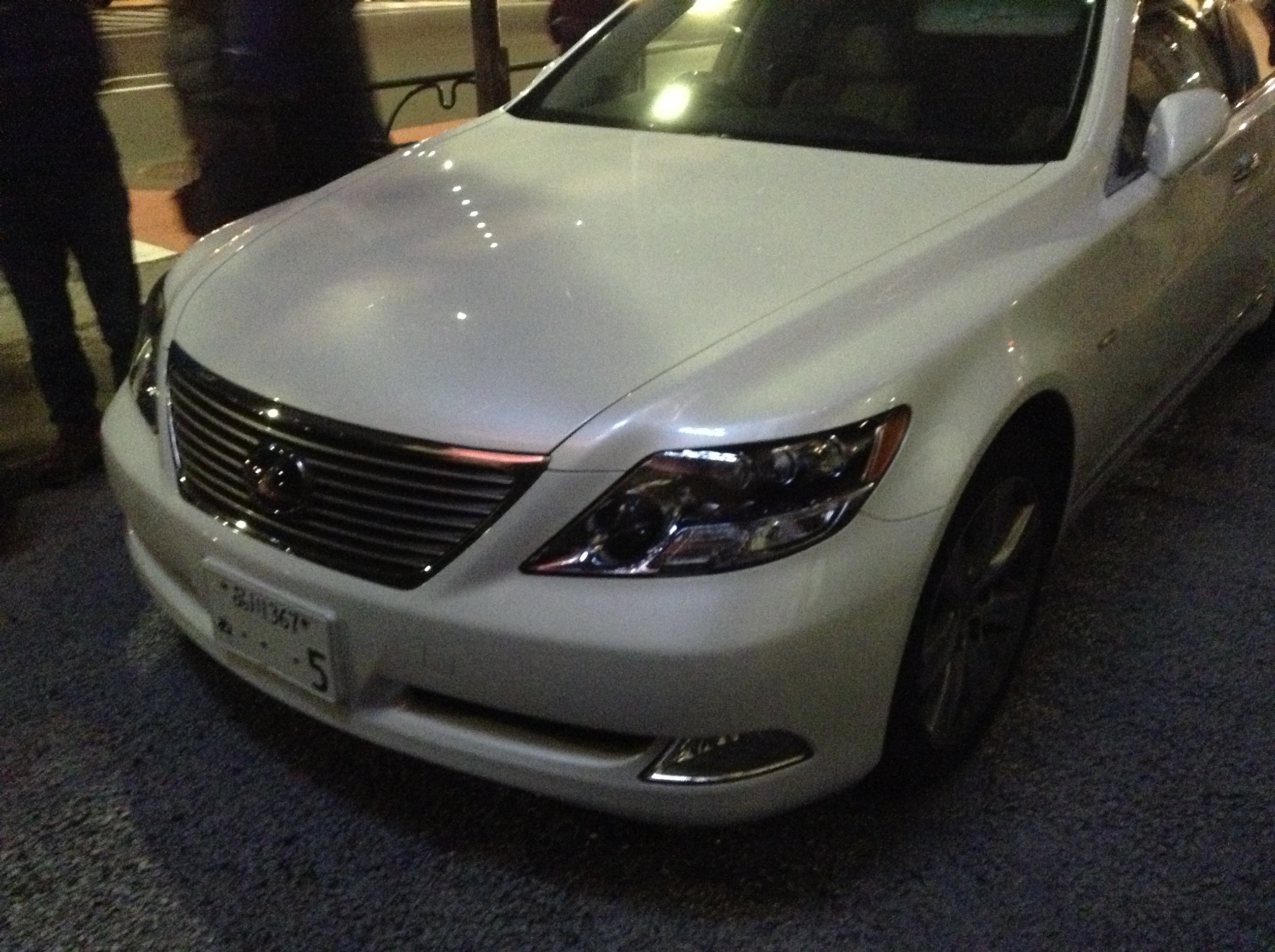 六本木牛排店前停放的白色Lexus LS 600h。