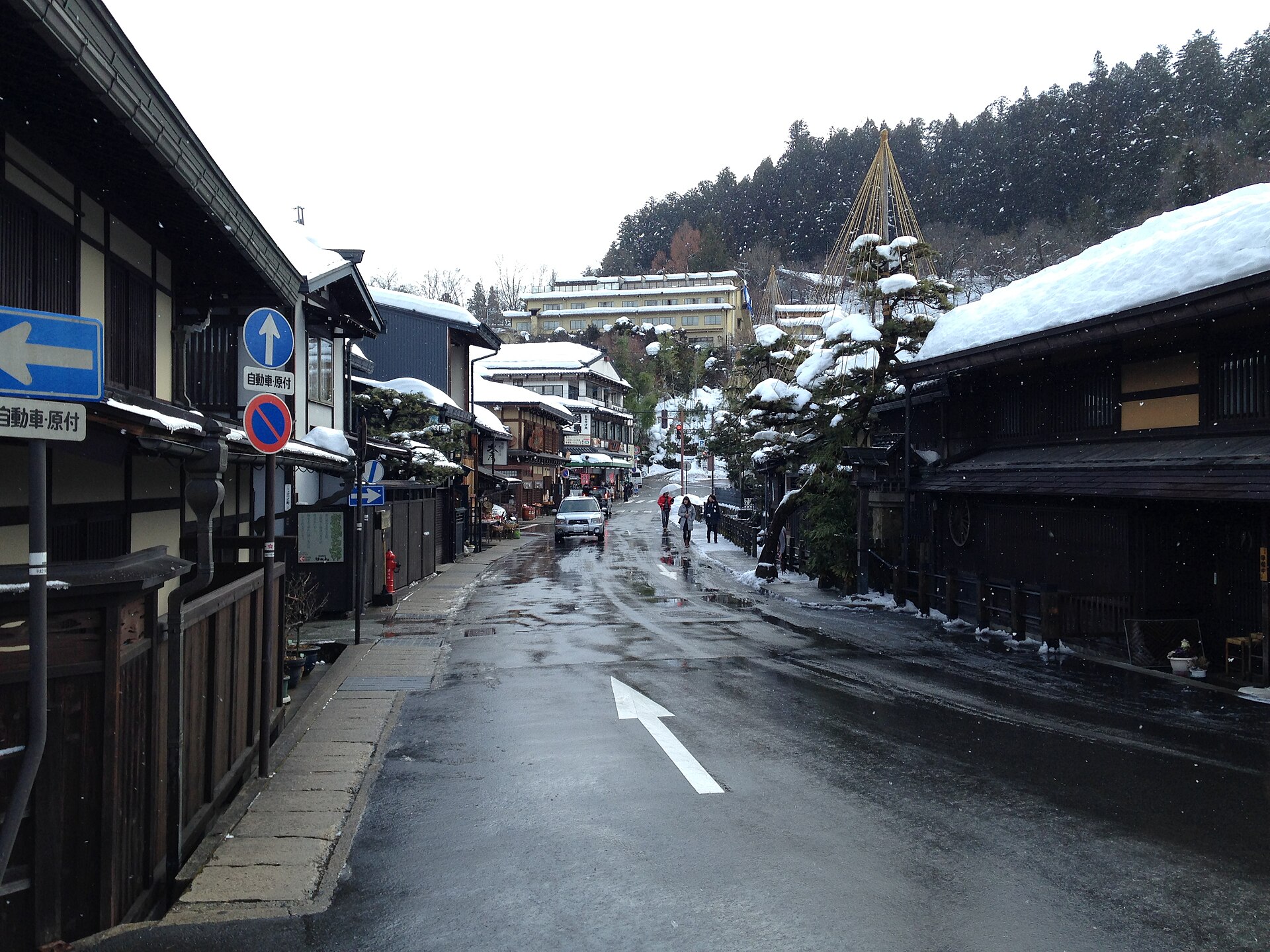 从中桥向东望去的飞驒高山街道。
