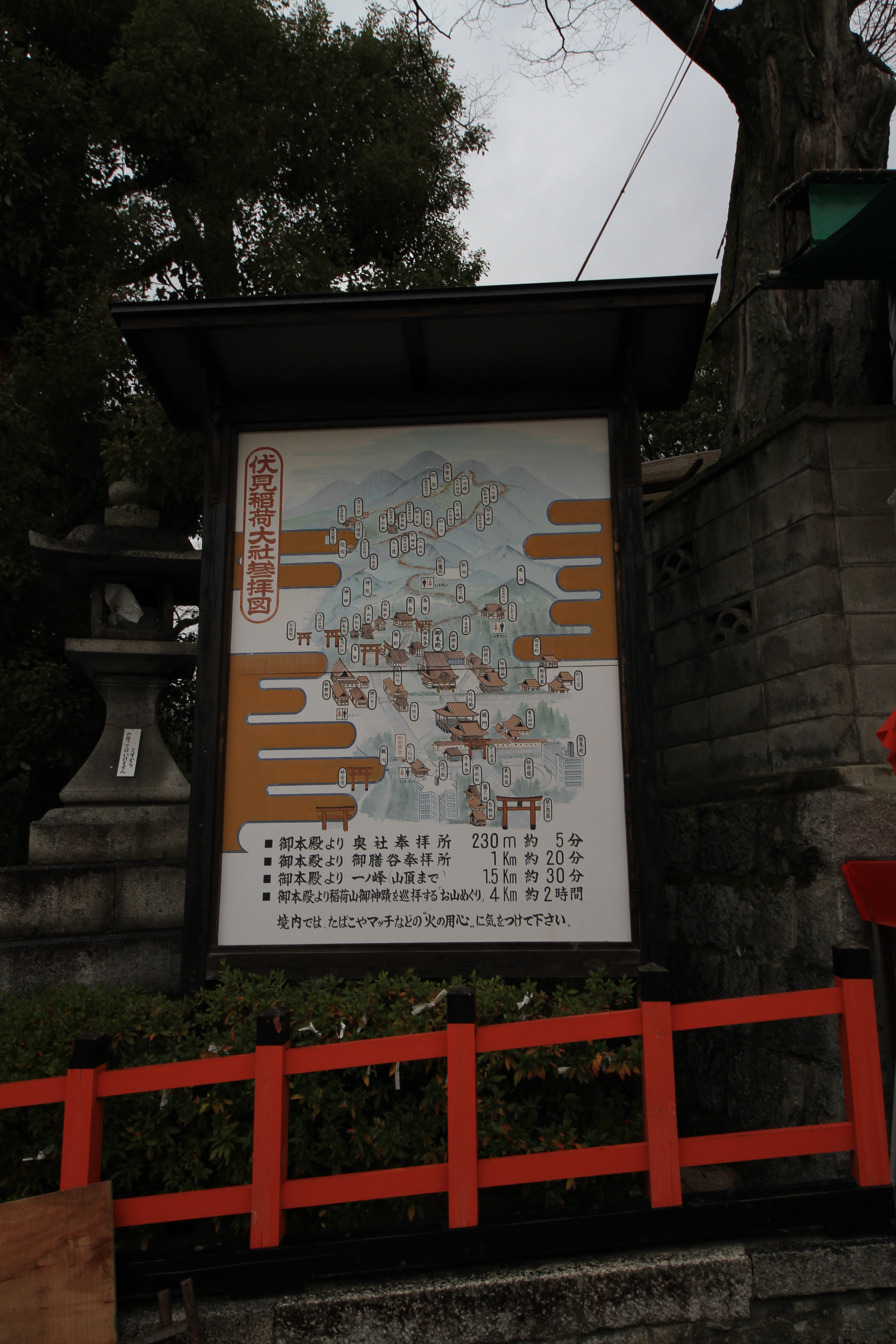 伏见稻荷大社参拜路线图与红色栏杆。