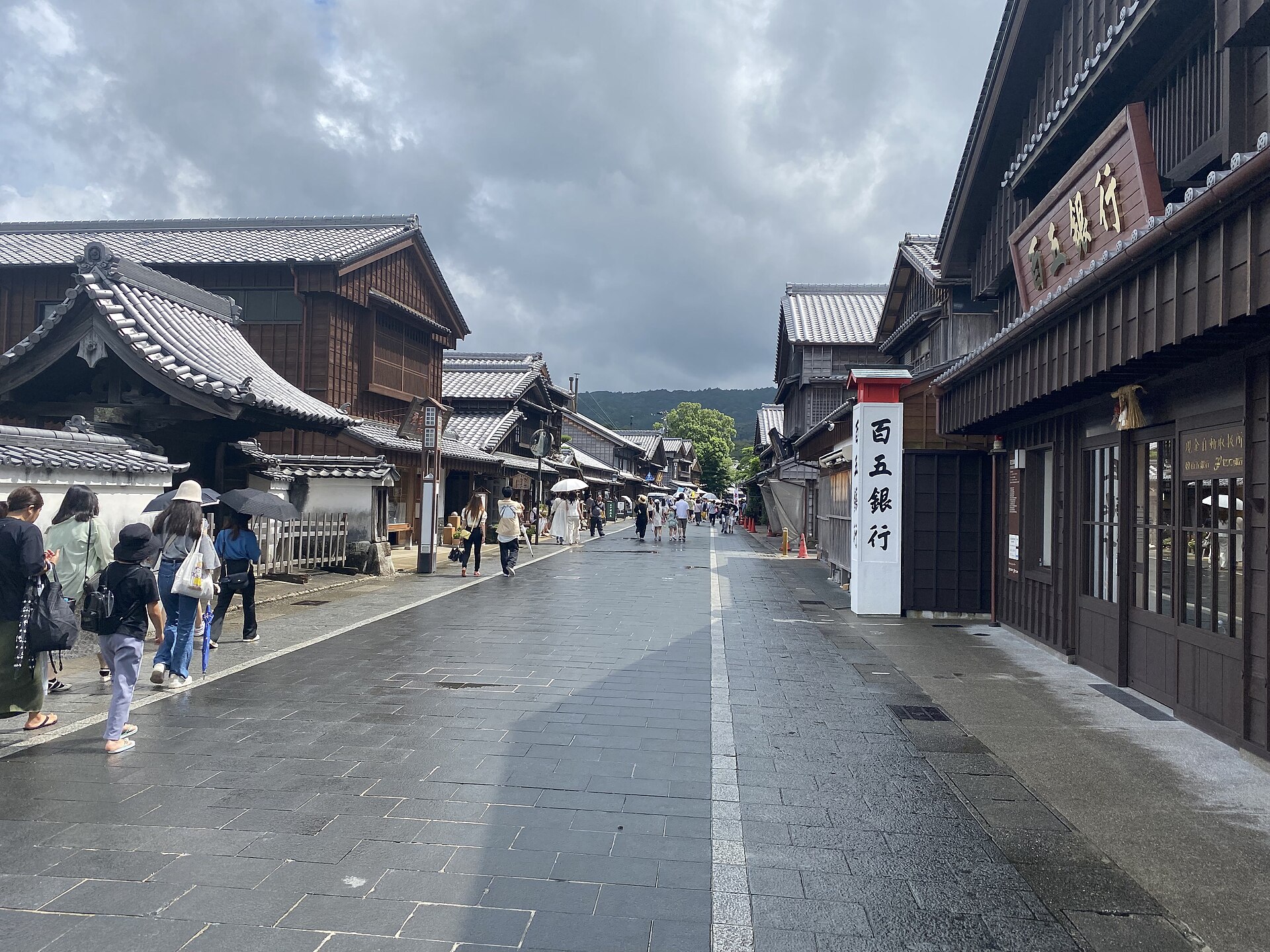 伊势市托福横丁的街道，两旁是仿传统样式的木造店铺。