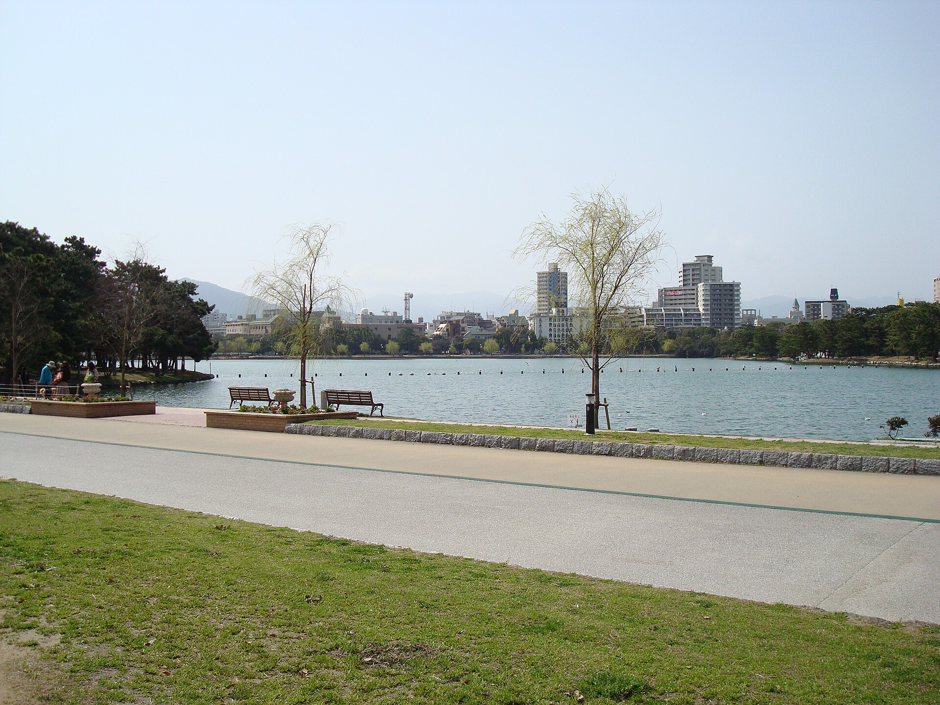 福冈大濠公园的园内景色，大片水池沿岸展开。