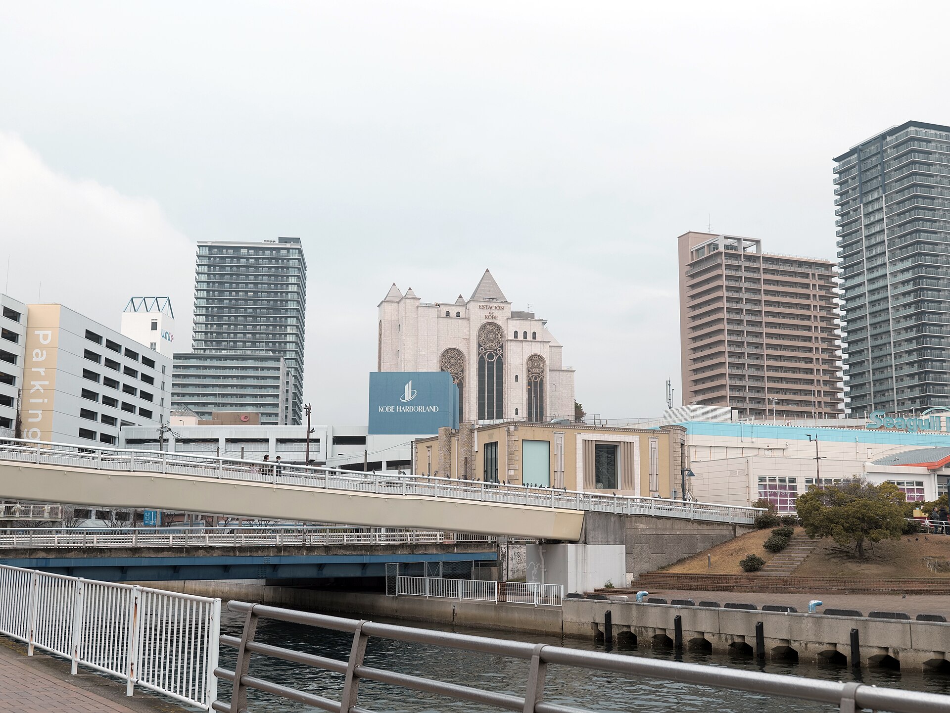 神户港湾乐园一带的城市全景，港区的建筑群一览。