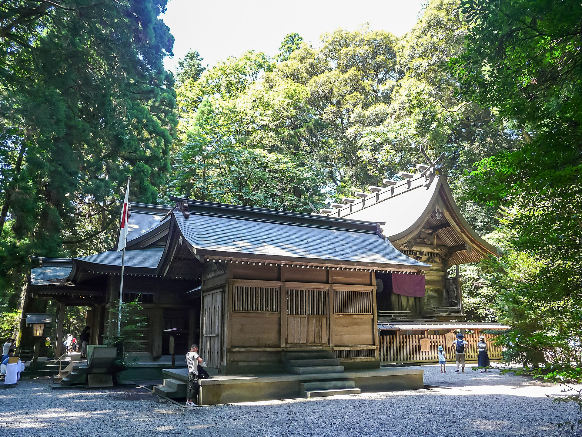 高千穗神社的拜殿与本殿，高千穗神乐即在此奉纳演出。
