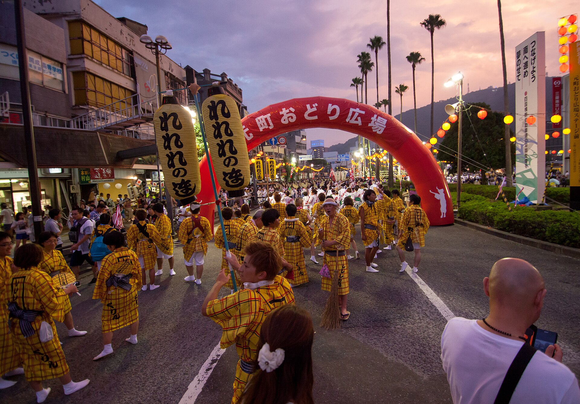 2015年德岛元町舞场上表演阿波舞的舞者。