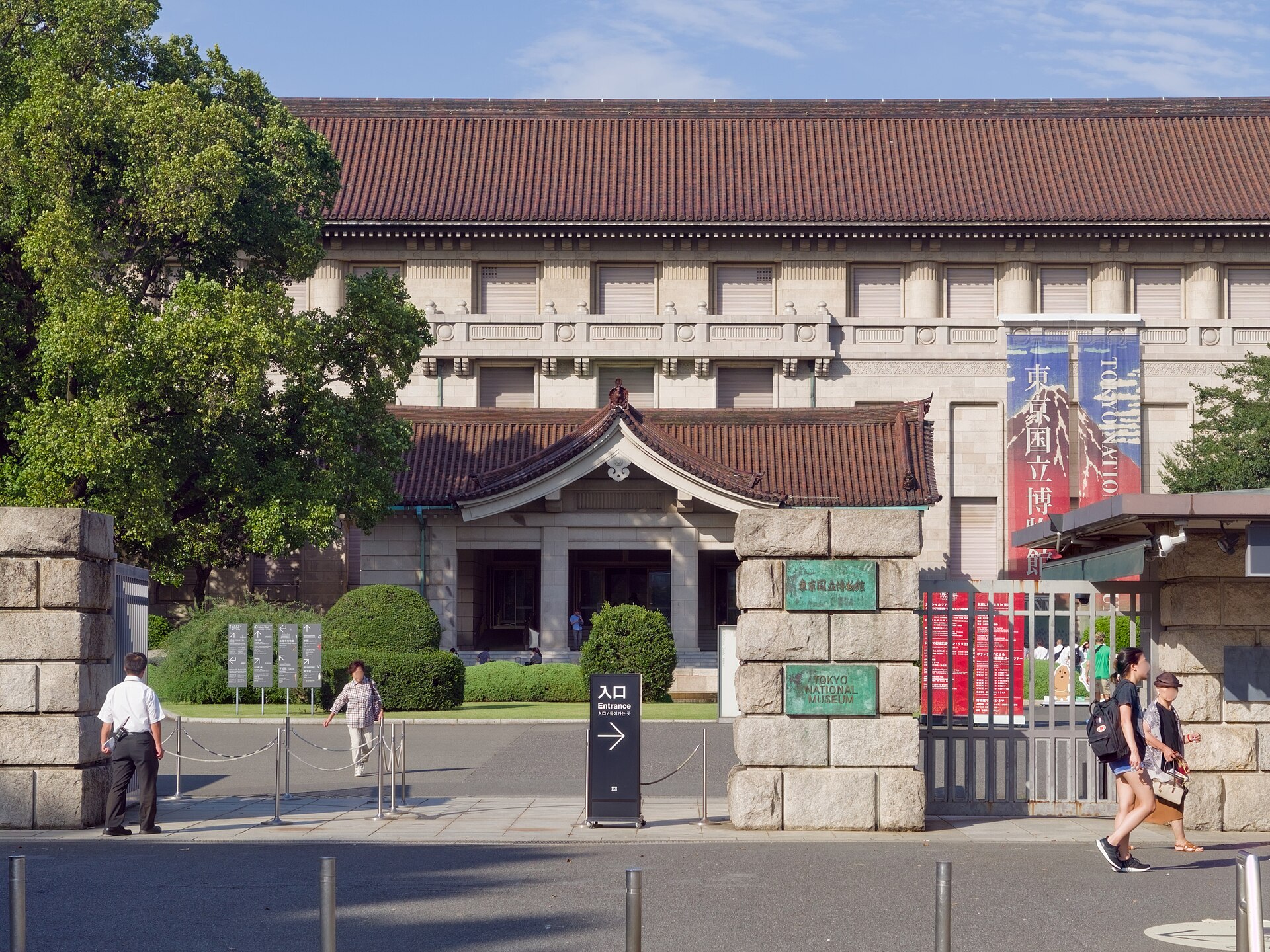 上野公园内东京国立博物馆的正门与本馆。