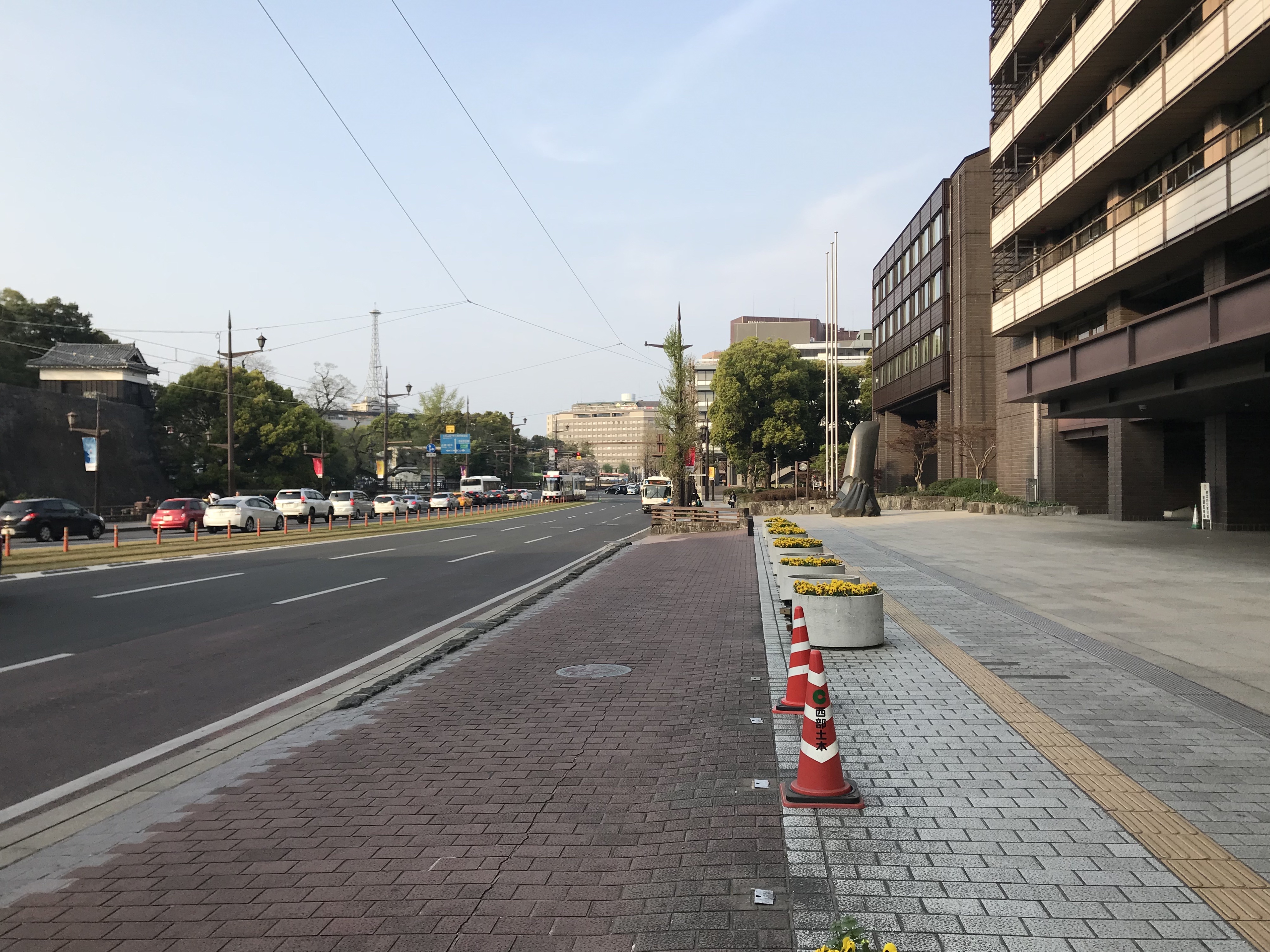熊本市役所前向北望去的县道28号街景。