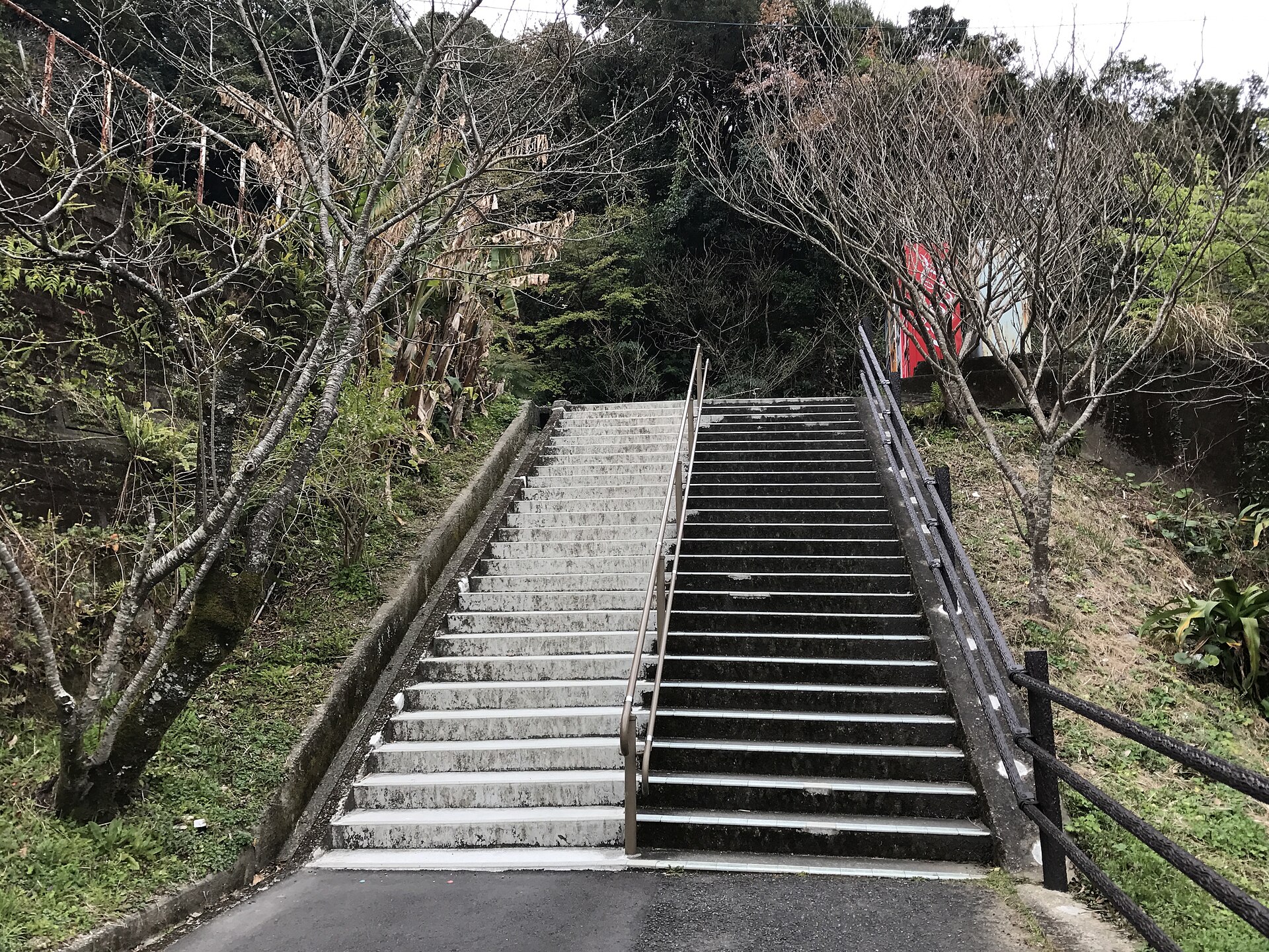 鹈户神宫参道上的石阶。