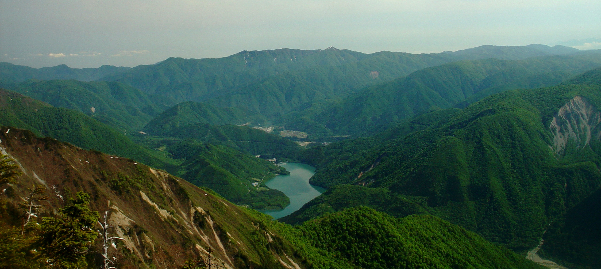 从三方崩山远眺白川乡、鸠谷水坝与远处人形山。
