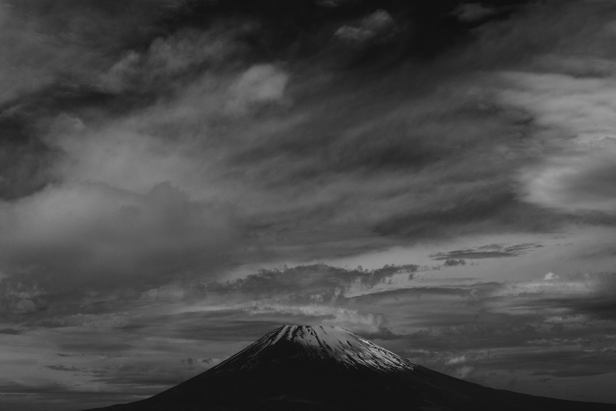 云层下富士山对称山体的远景。