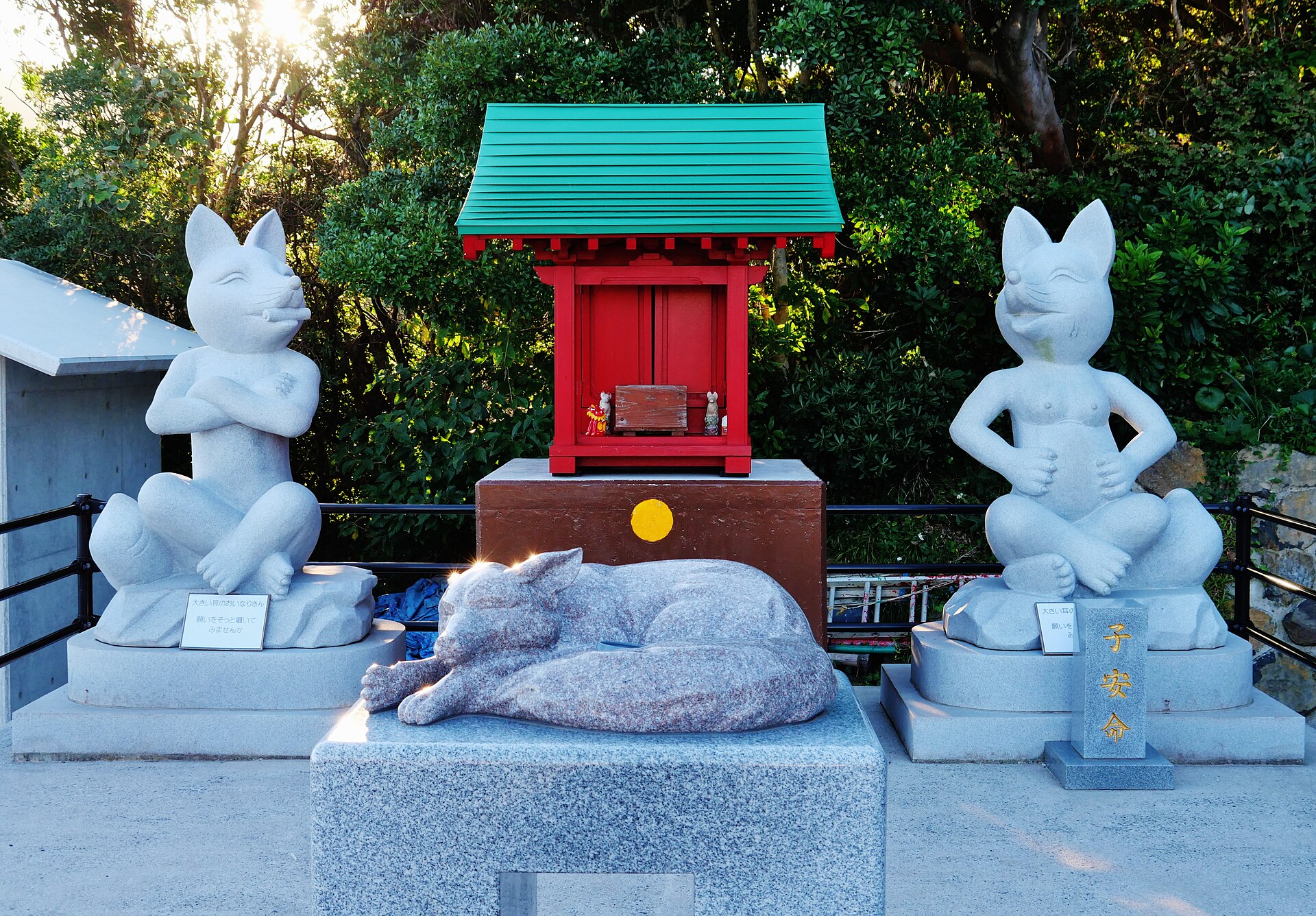 山口县长门市元乃隅神社,上层境内的开阔广场。
