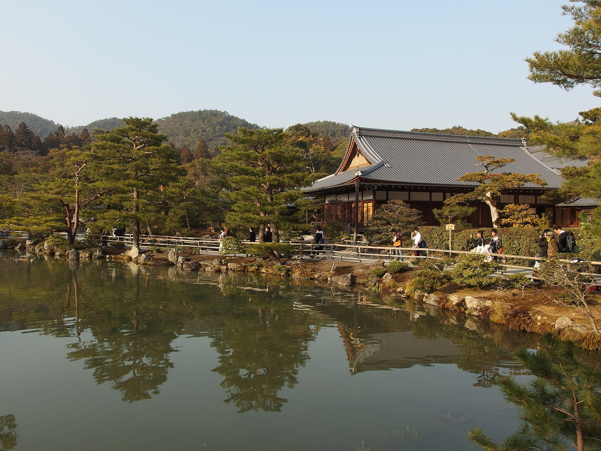 京都鹿苑寺的金阁，贴有金箔的舍利殿临池而建。