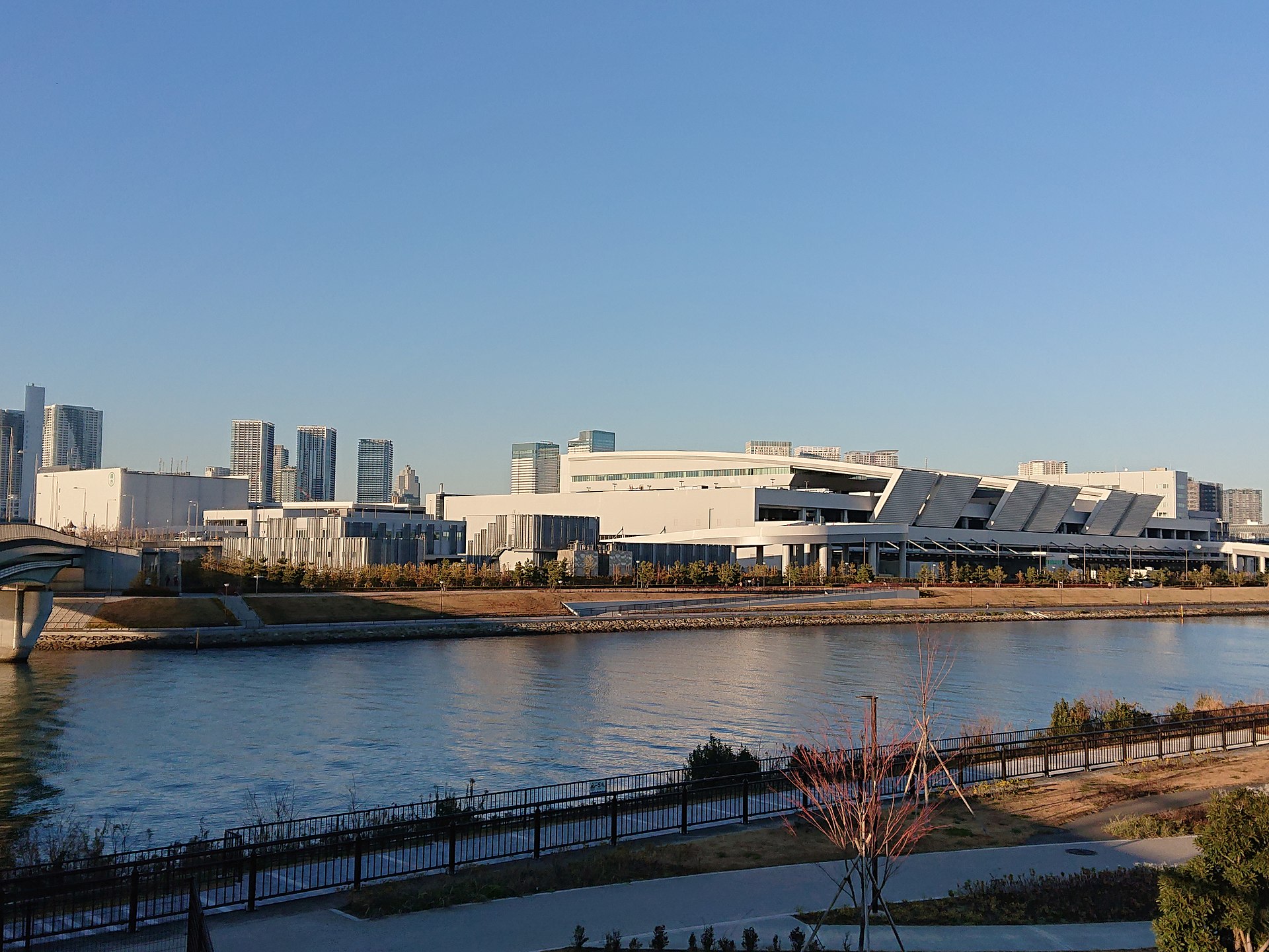 丰洲市场水产批发大楼的外观,位于东京都江东区丰洲。