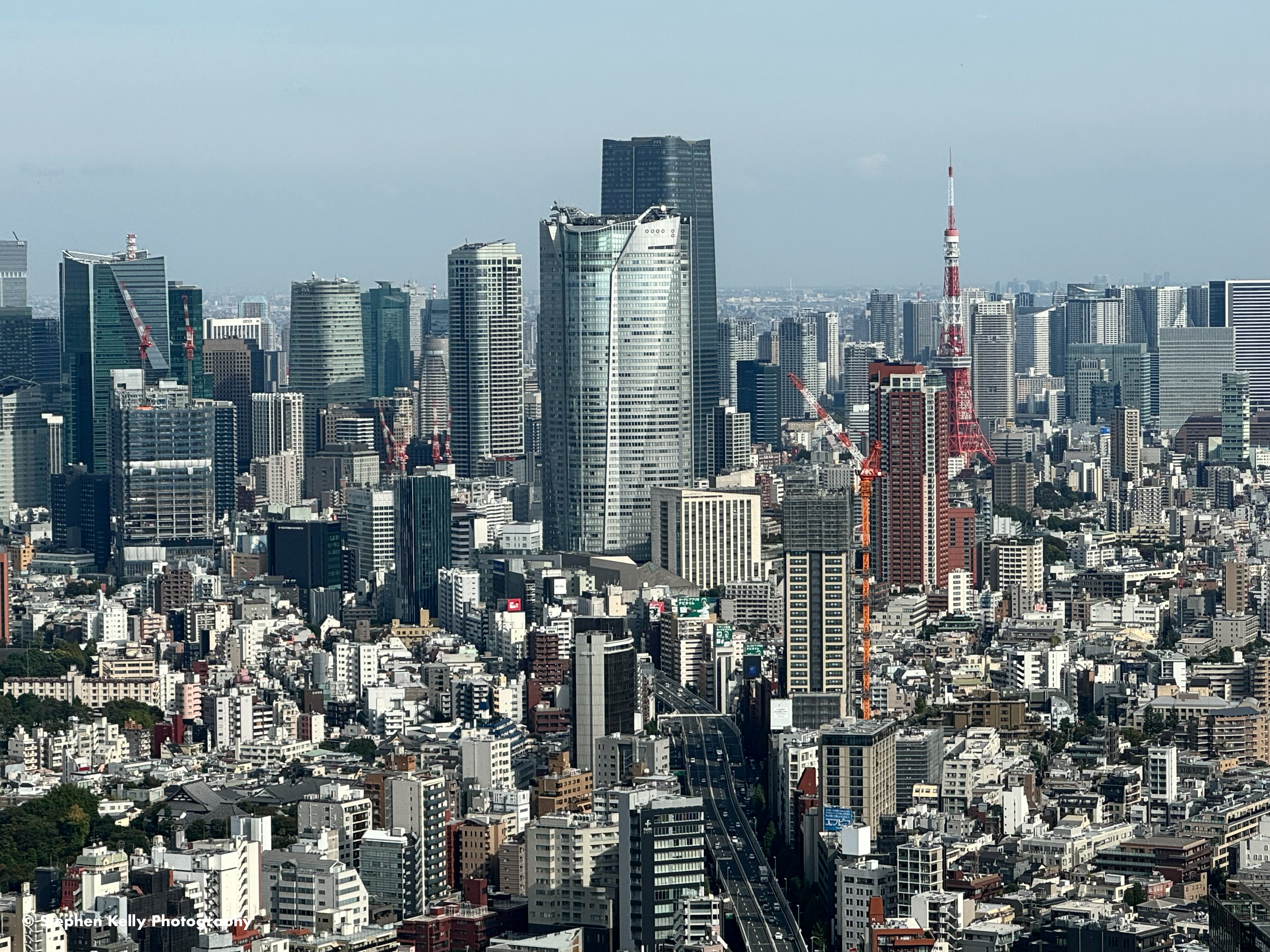 从SHIBUYA SKY露天观景台眺望东京塔与摩天楼。