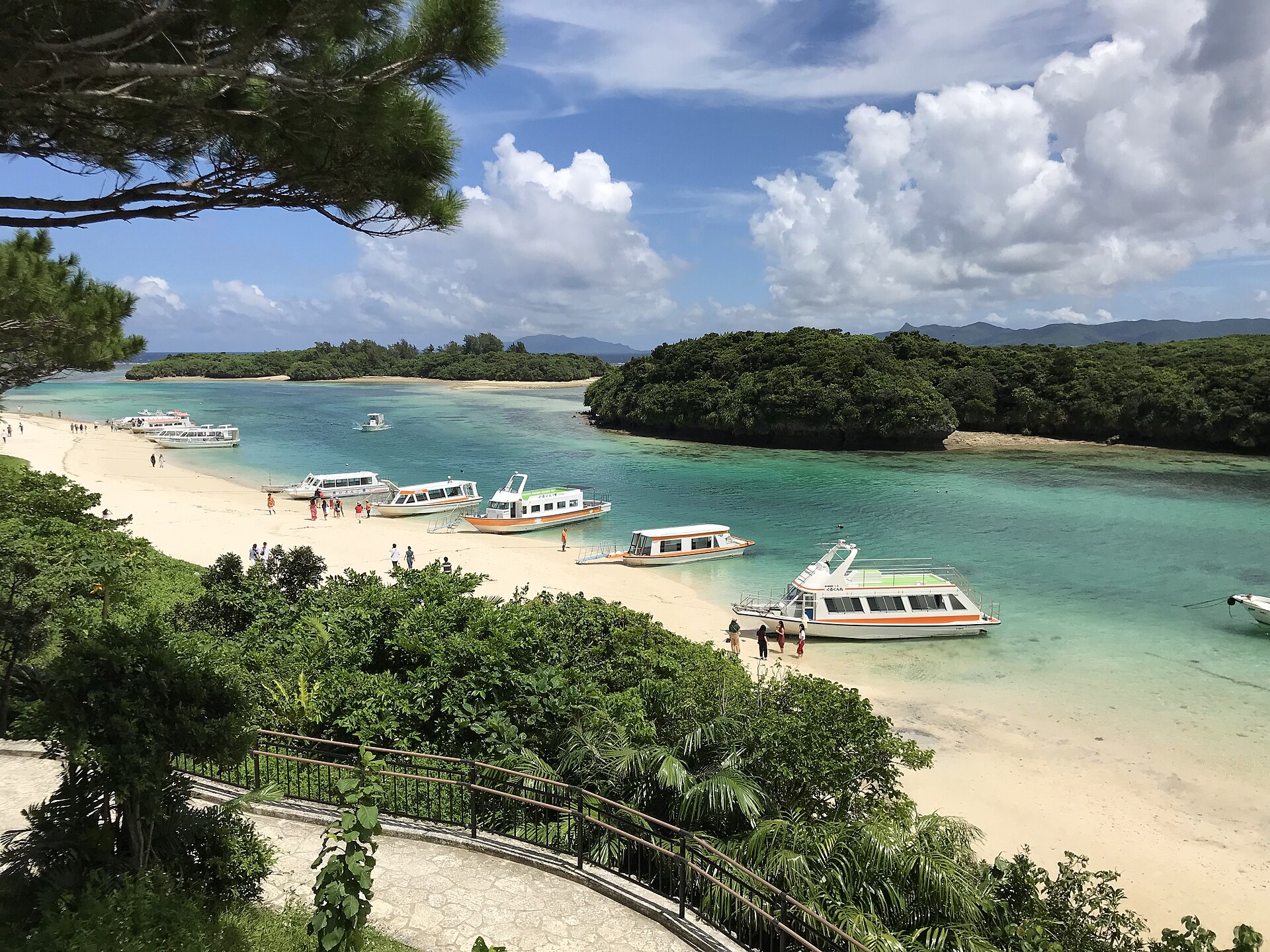 从川平公园一带眺望川平湾的景象。