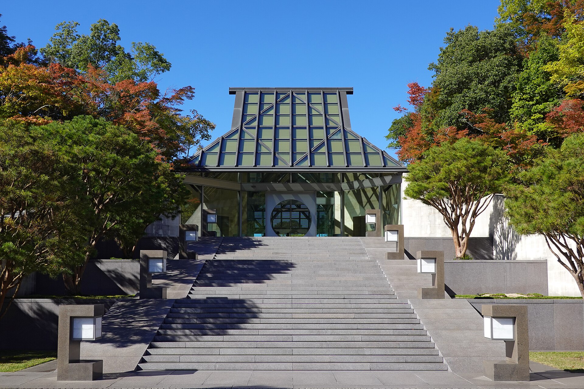 MIHO 美秀美术馆的建筑外观，坐落在滋贺县甲贺市的山间。