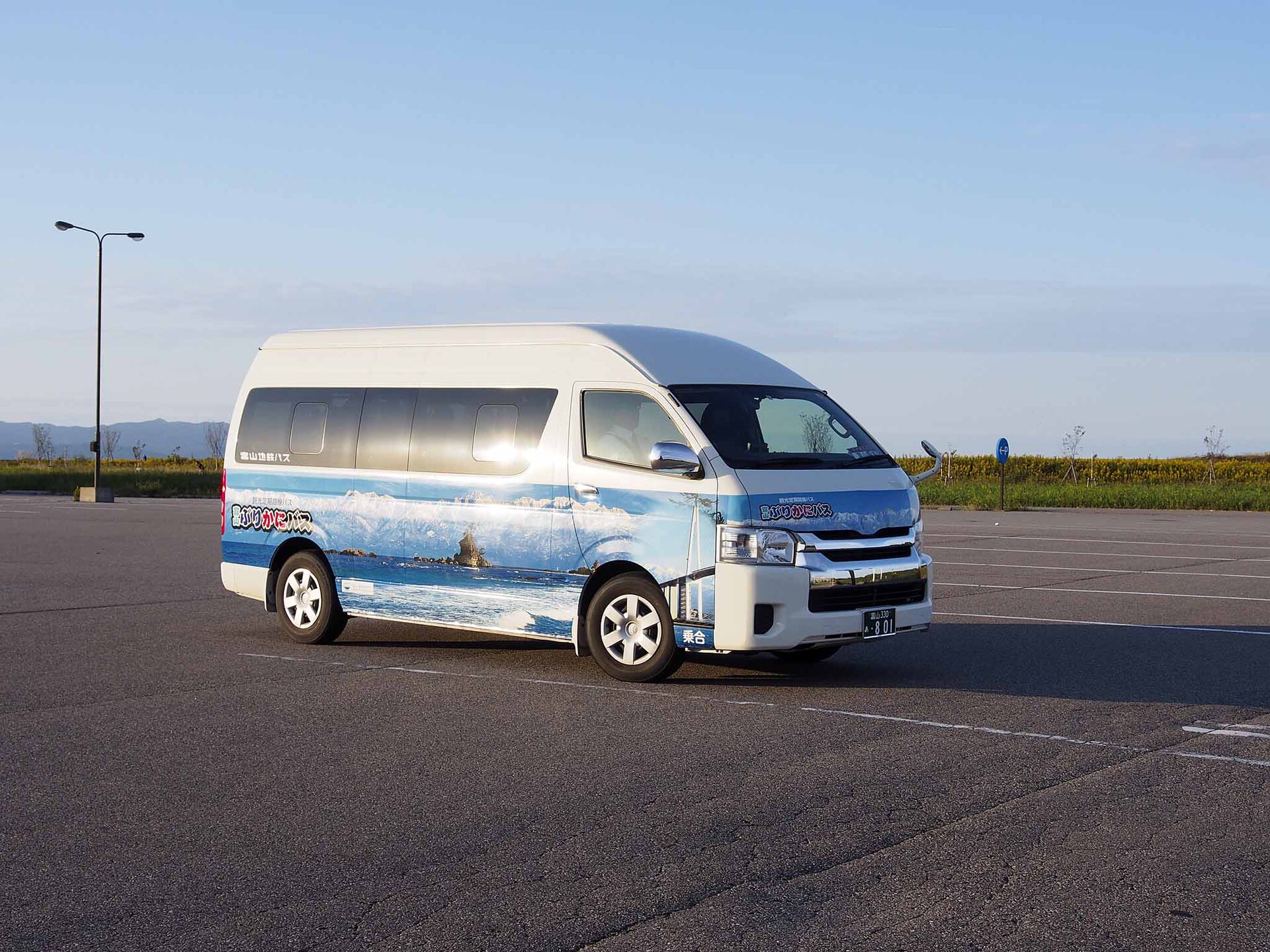 富山地铁「鰤蟹巴士」的丰田 HIACE 小型巴士车身,该路线通往新凑海鲜市场。