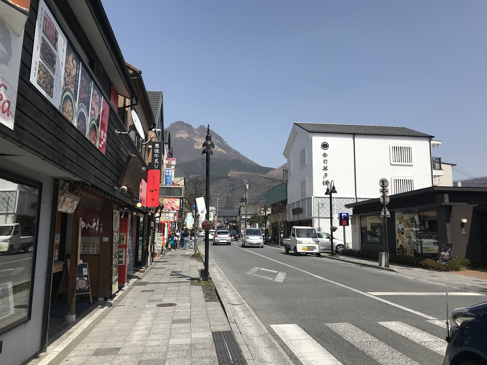 由布院站附近的由布见通街道，正前方可见由布岳。