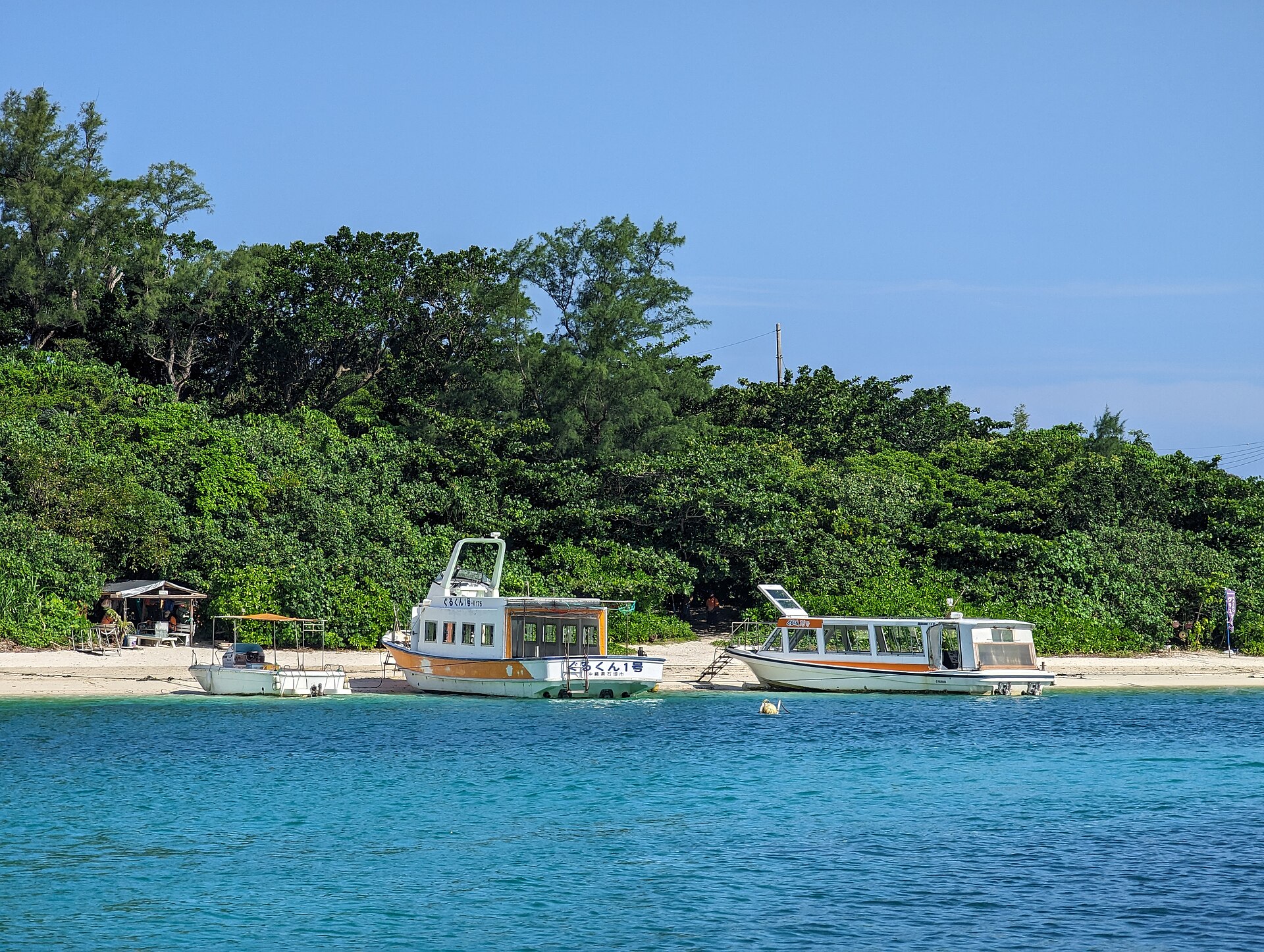 川平湾的水面与岸边景象，石垣岛的这处海湾。