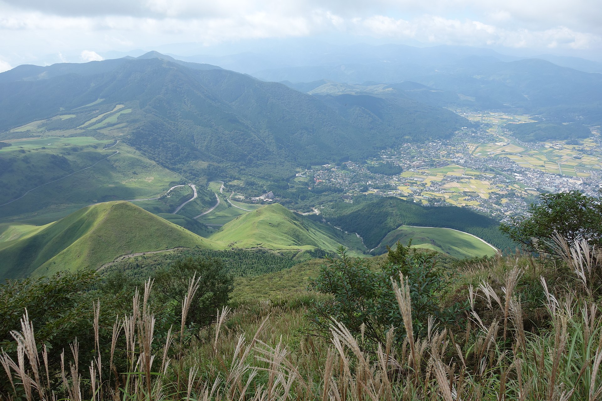 由布岳半山腰所见的山间景色，由布院温泉即在山下。