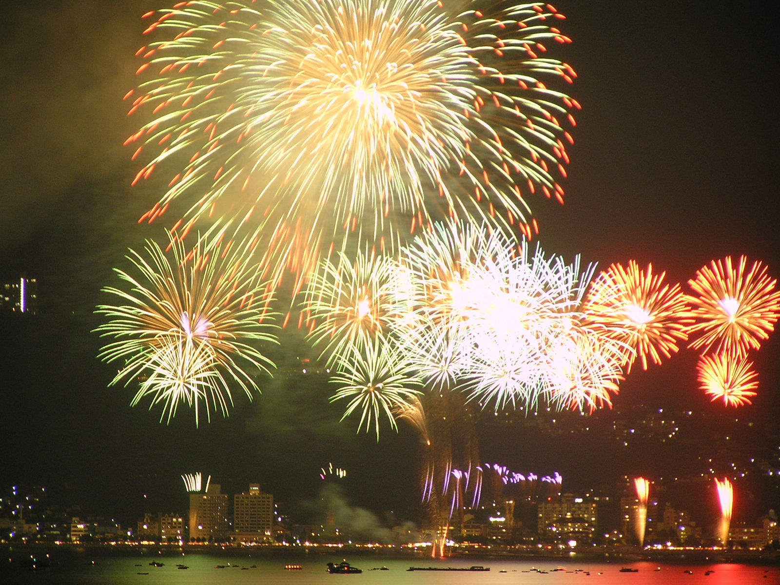 2008年诹访湖祭湖上烟花大会的湖面烟花。