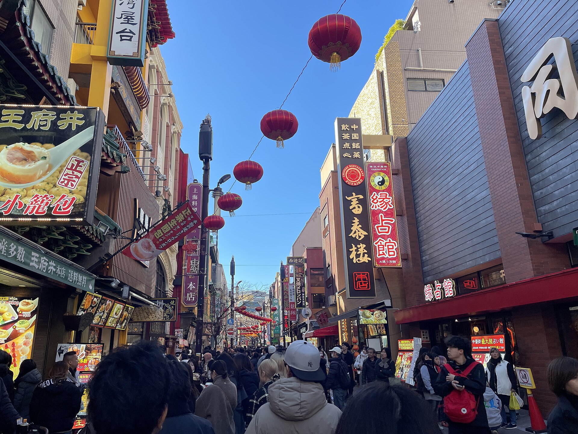 横滨中华街的主干道中华街大通街景。