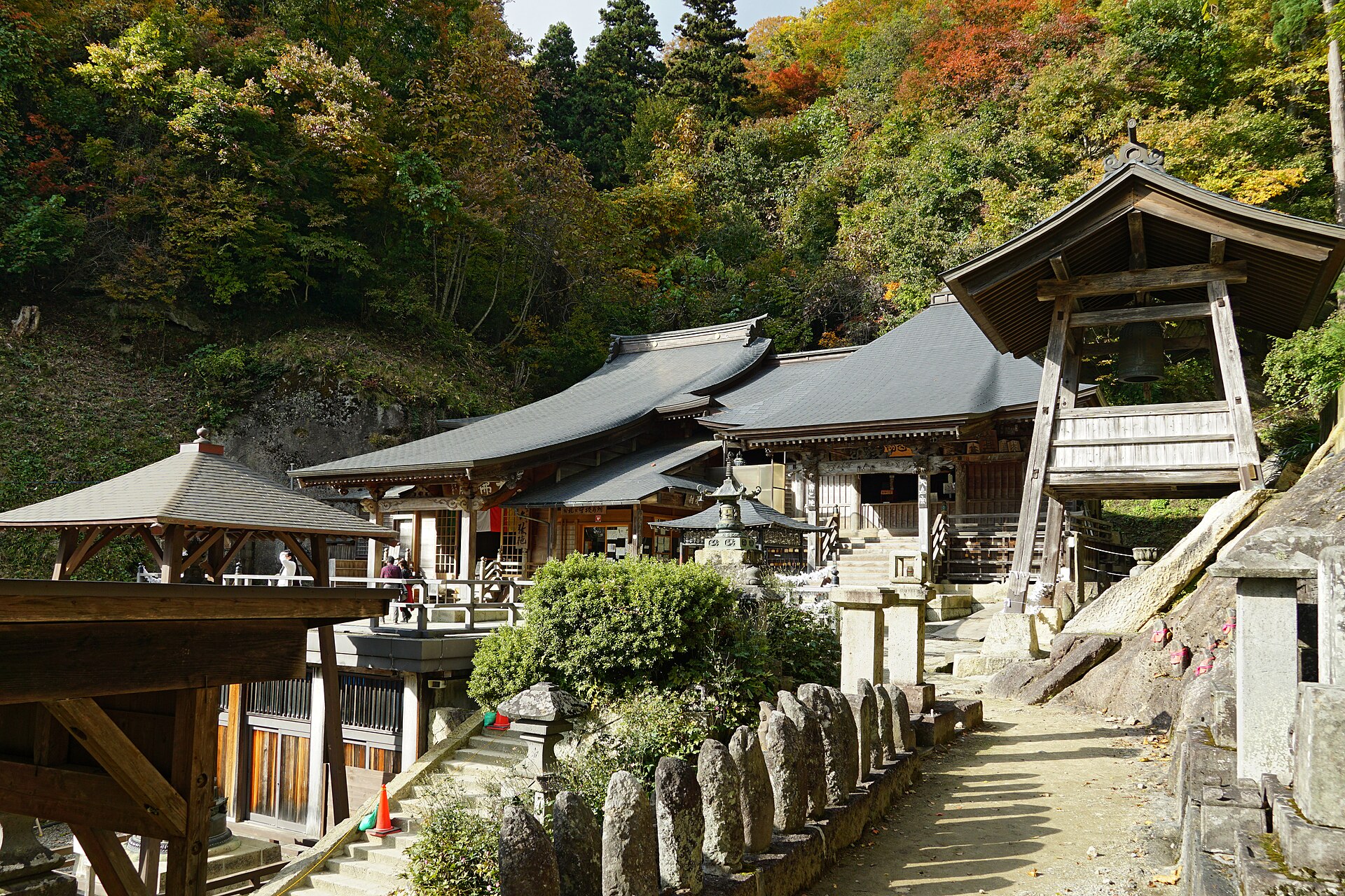 山形市宝珠山立石寺（山寺）的堂宇，依山势而建。