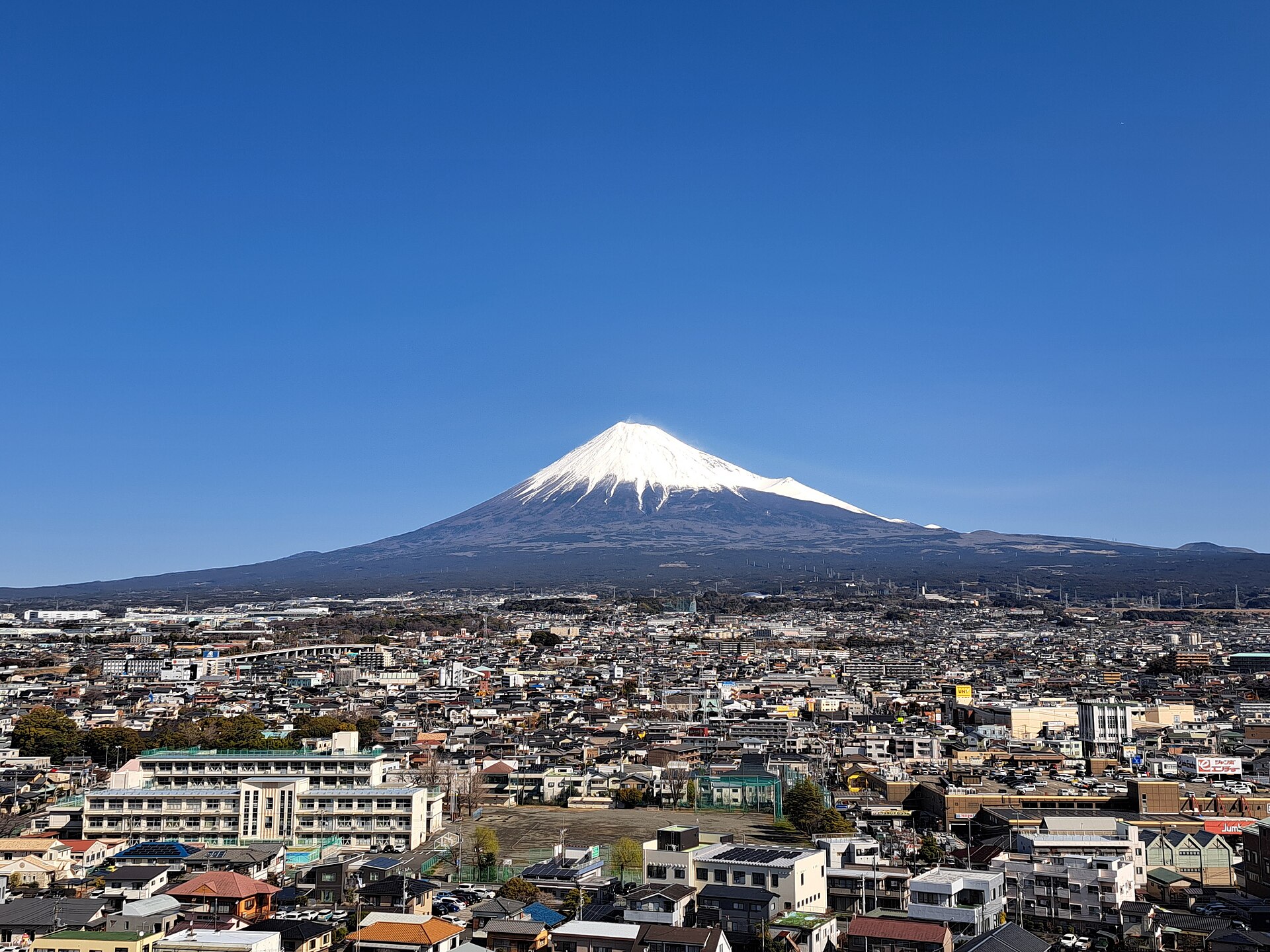 远眺富士山。