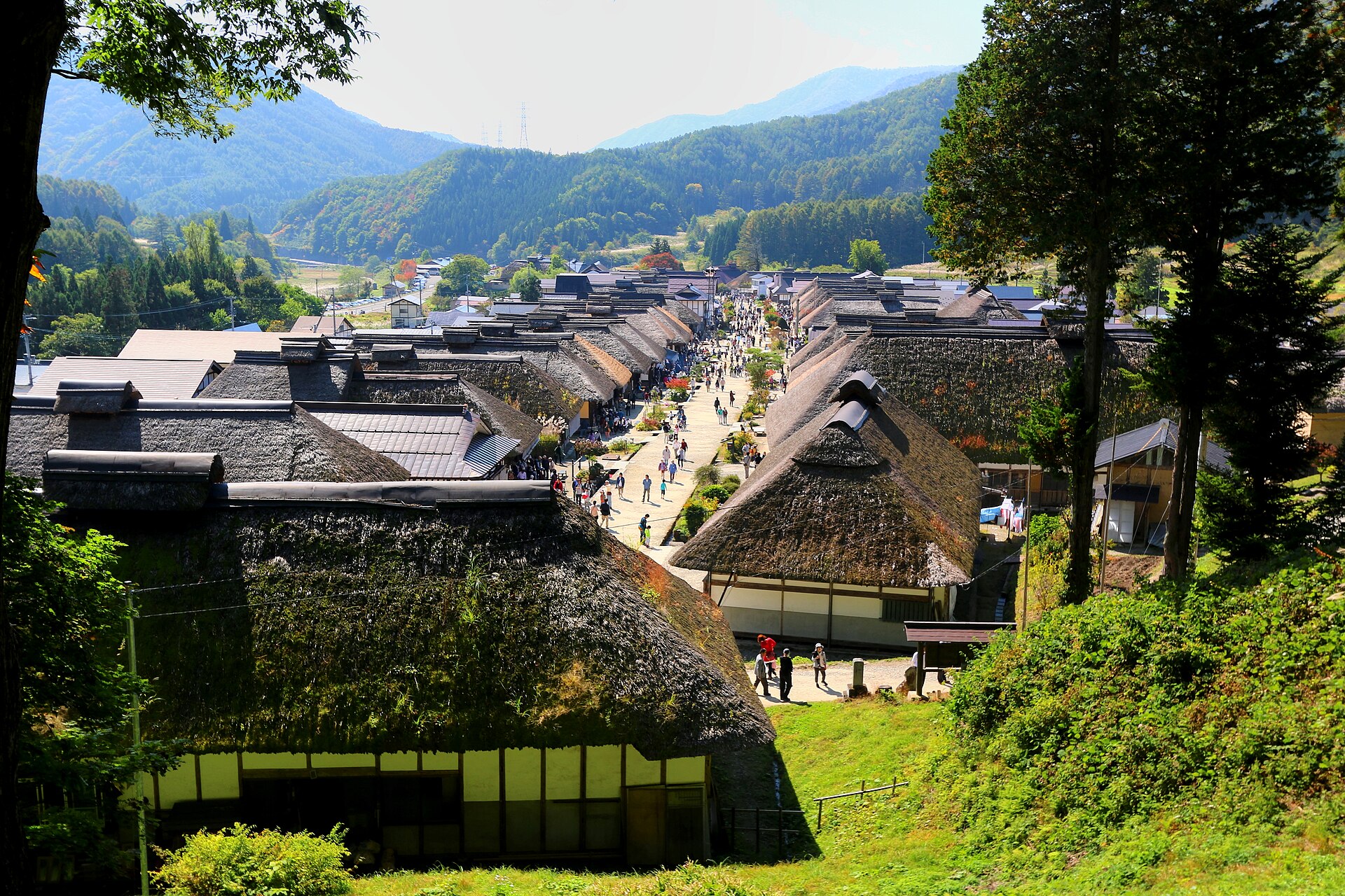 福岛县下乡町的大内宿，茅草屋顶的民居沿着旧驿道两侧排列。