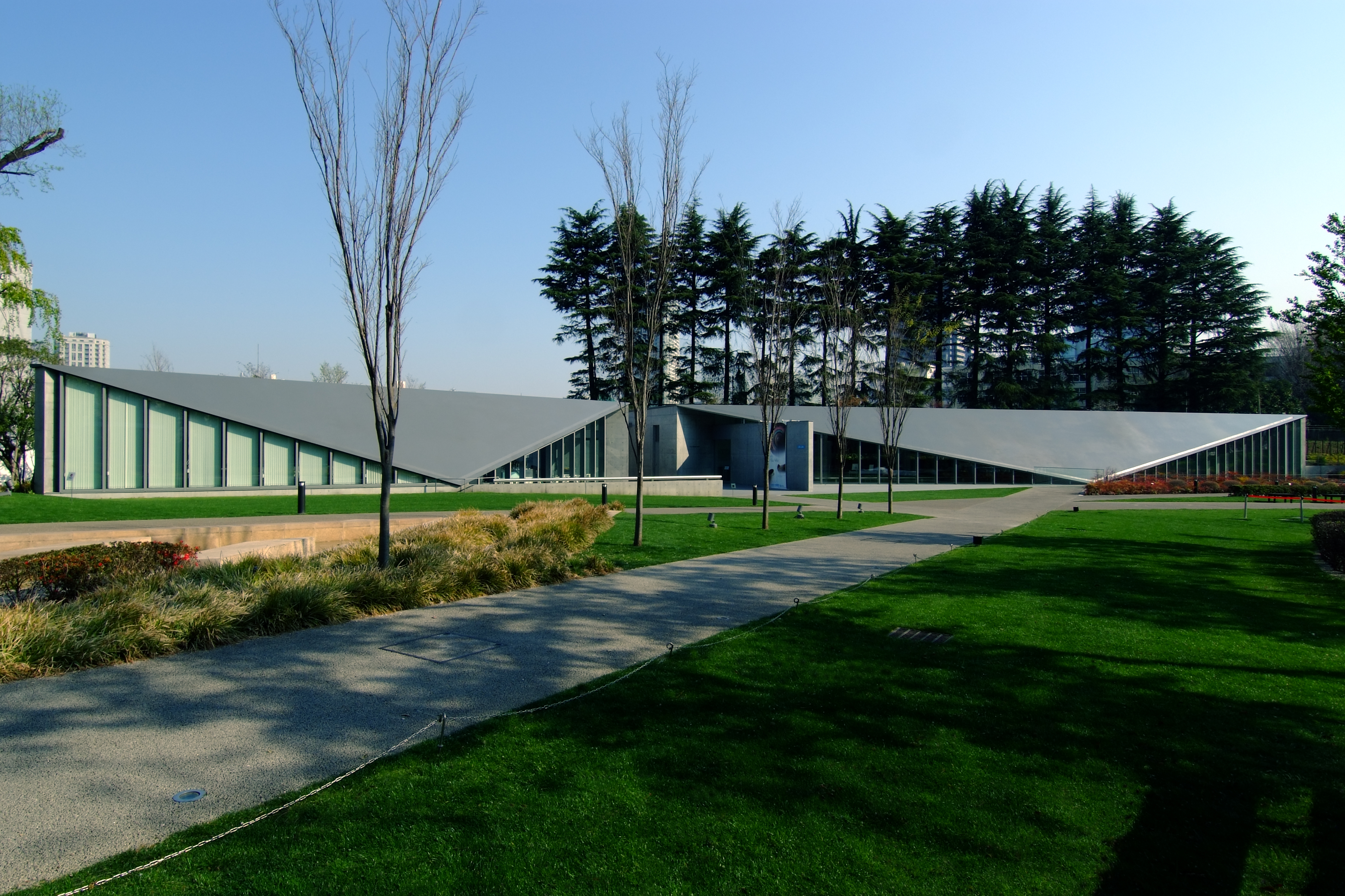 草坪旁低矮而折叠的21_21 DESIGN SIGHT建筑。