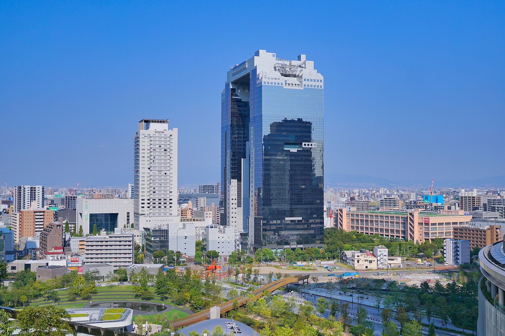 从大阪站商业设施 LUCUA 方向看到的梅田蓝天大厦。