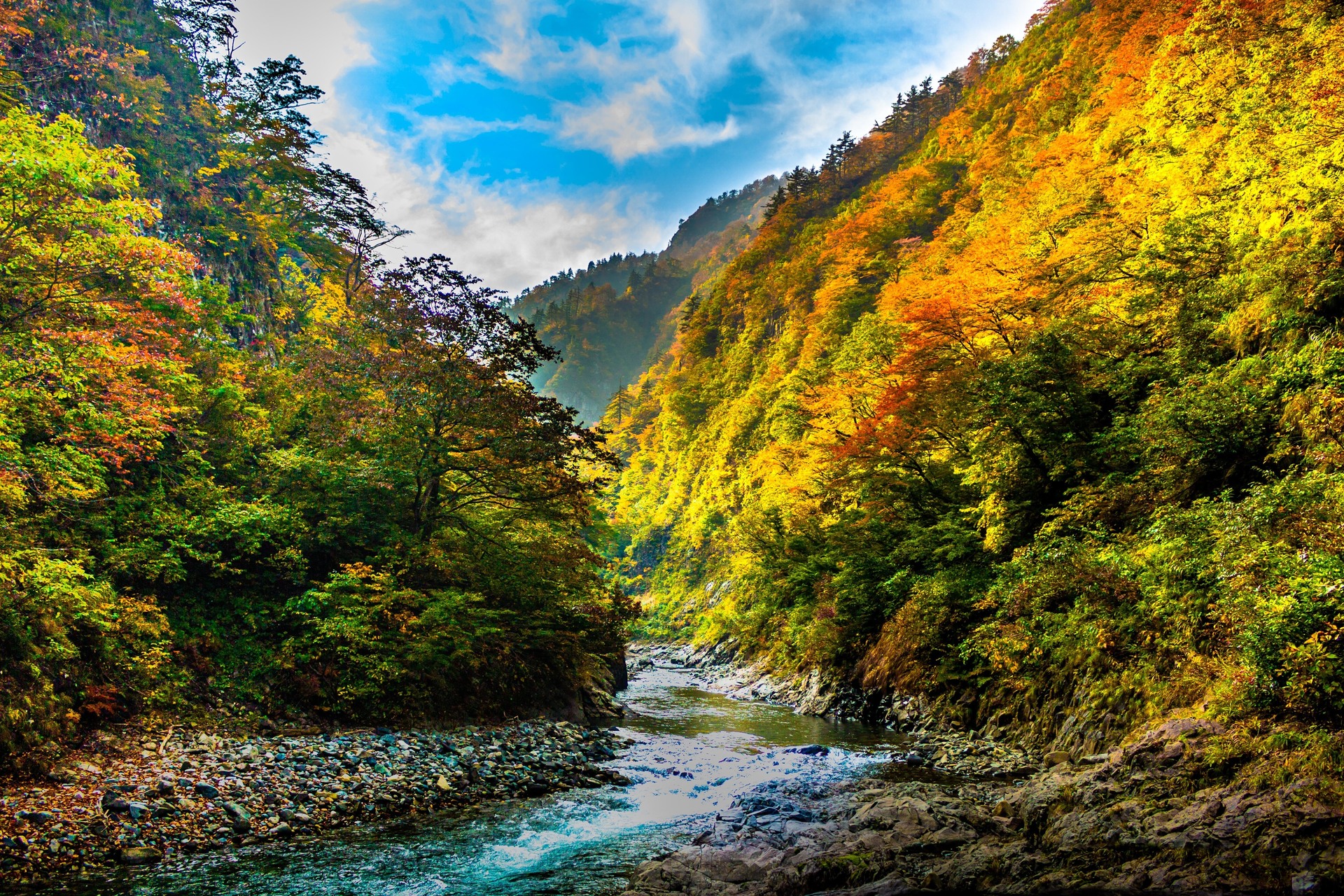 秋色染遍的清津峡溪谷，津南町一带的峡谷全景。