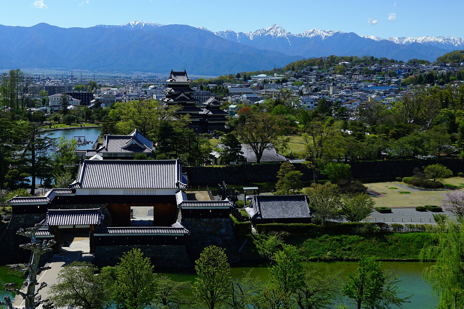 松本城与背后的锅冠山,长野县松本市的远景。