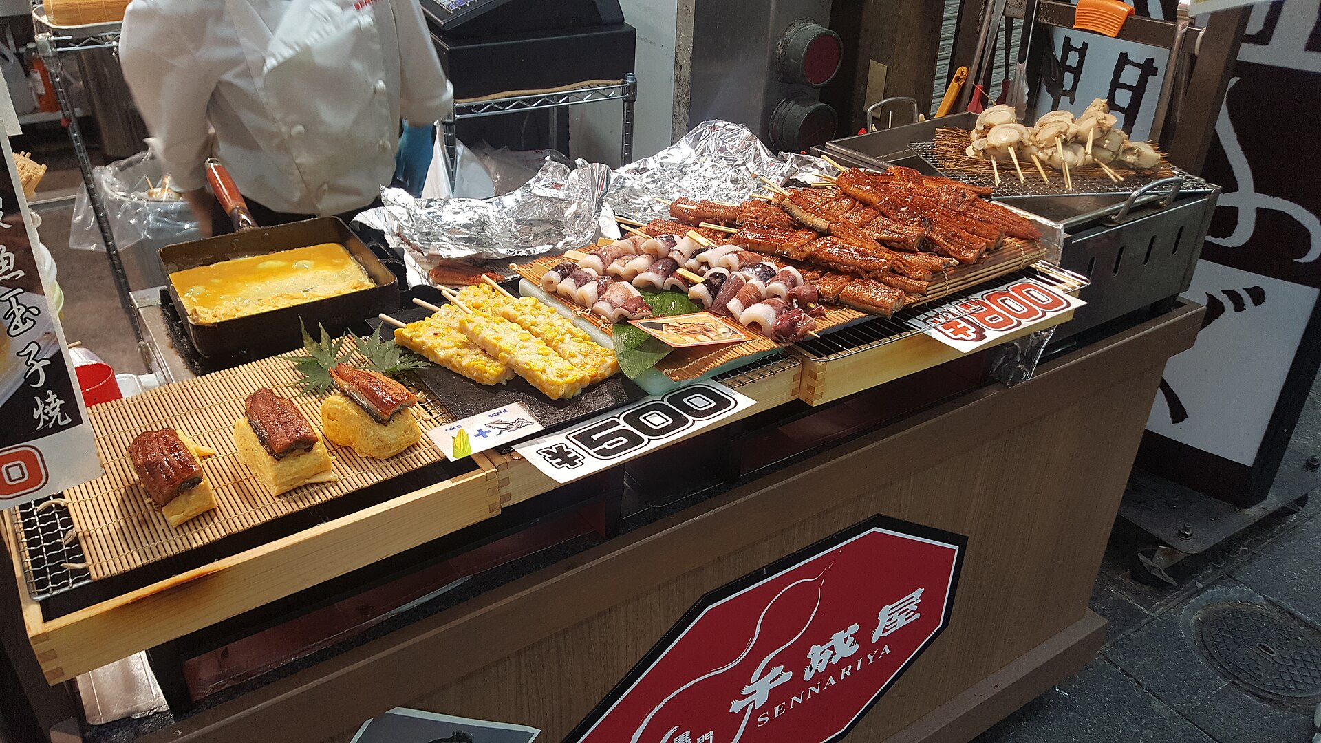 黑门市场店头陈列的海鲜，大阪这处市场里的水产摊位。