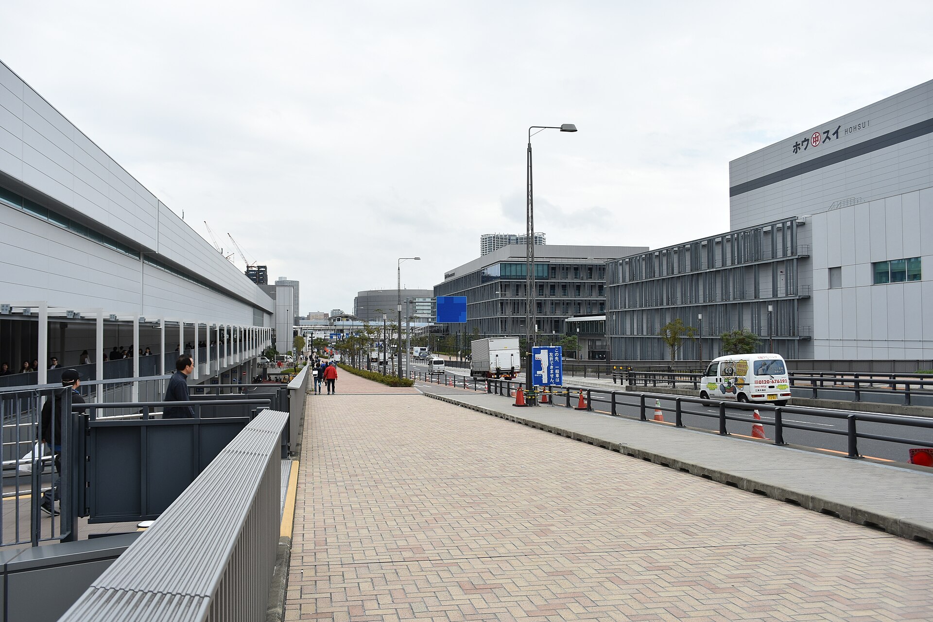 丰洲市场外侧的步道，两旁是市场建筑。