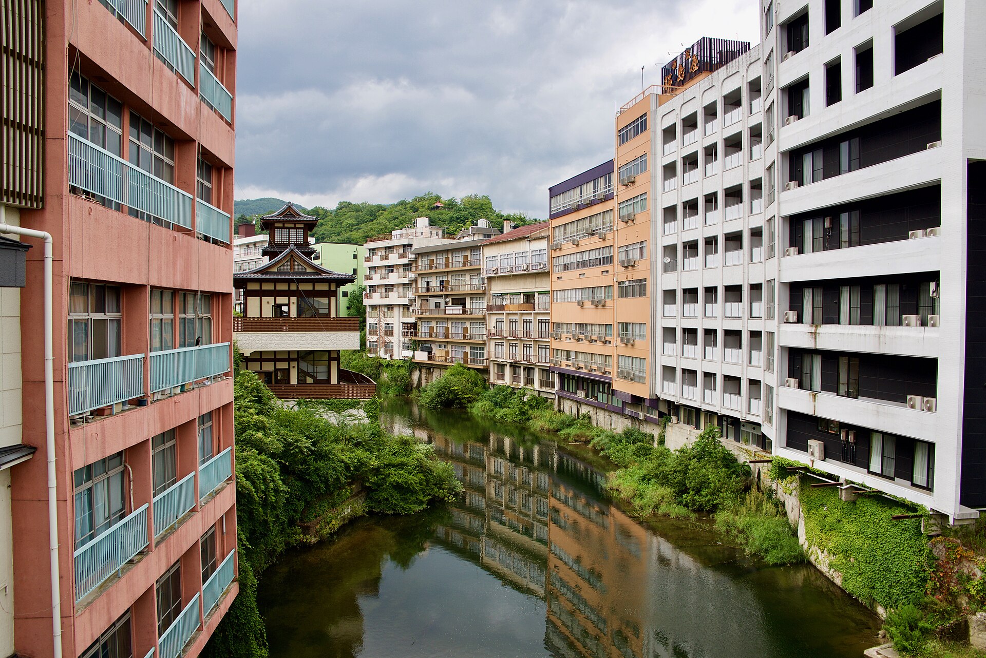 饭坂温泉的室外景观，位于福岛县福岛市的温泉乡。