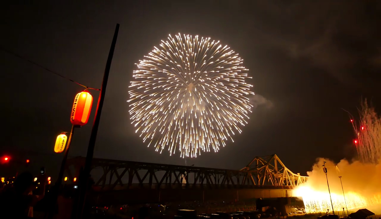 2015年长冈烟花大会巨大的三尺玉在夜空炸开。