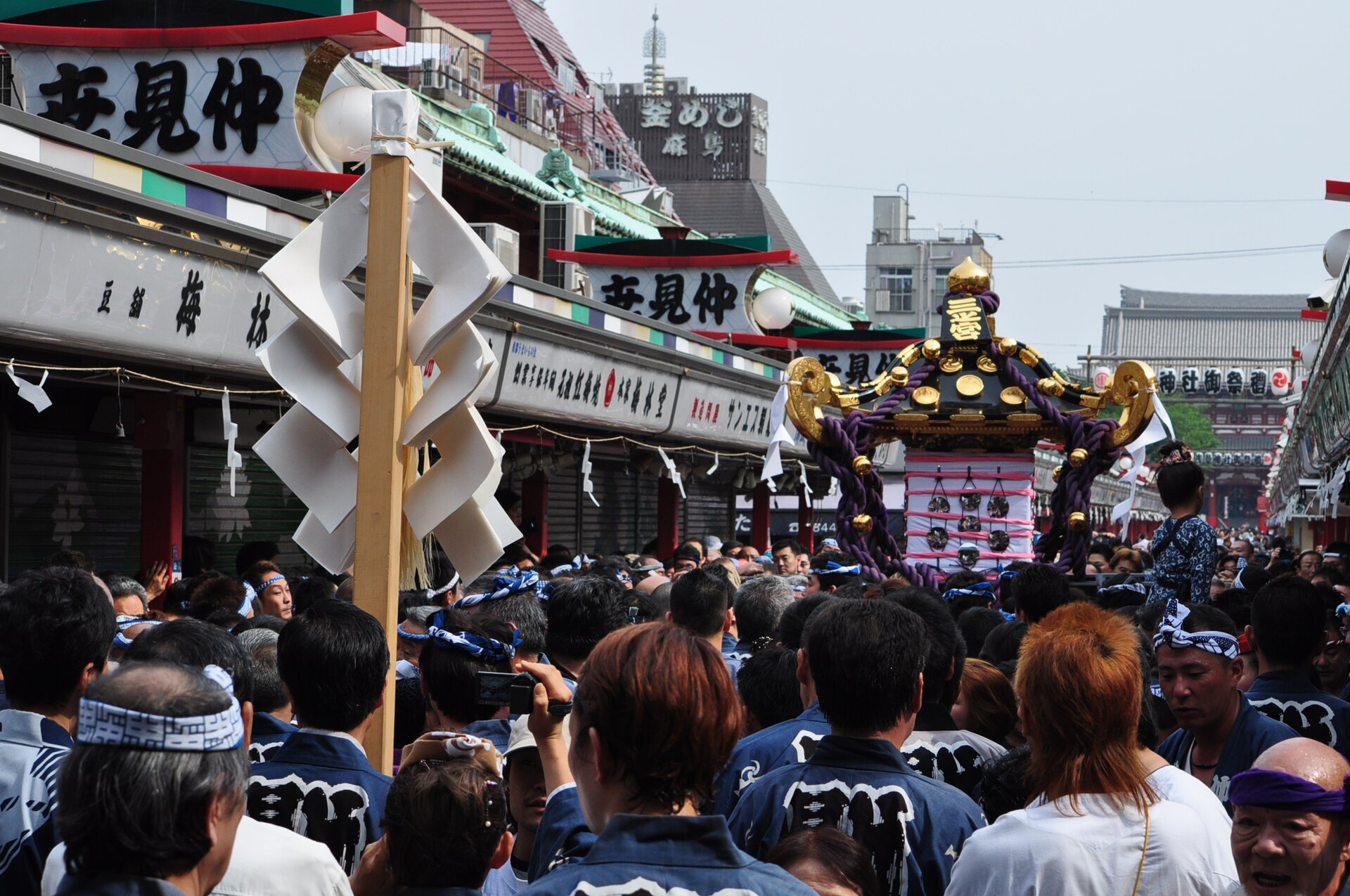 三社祭中抬出的三之宫神舆。