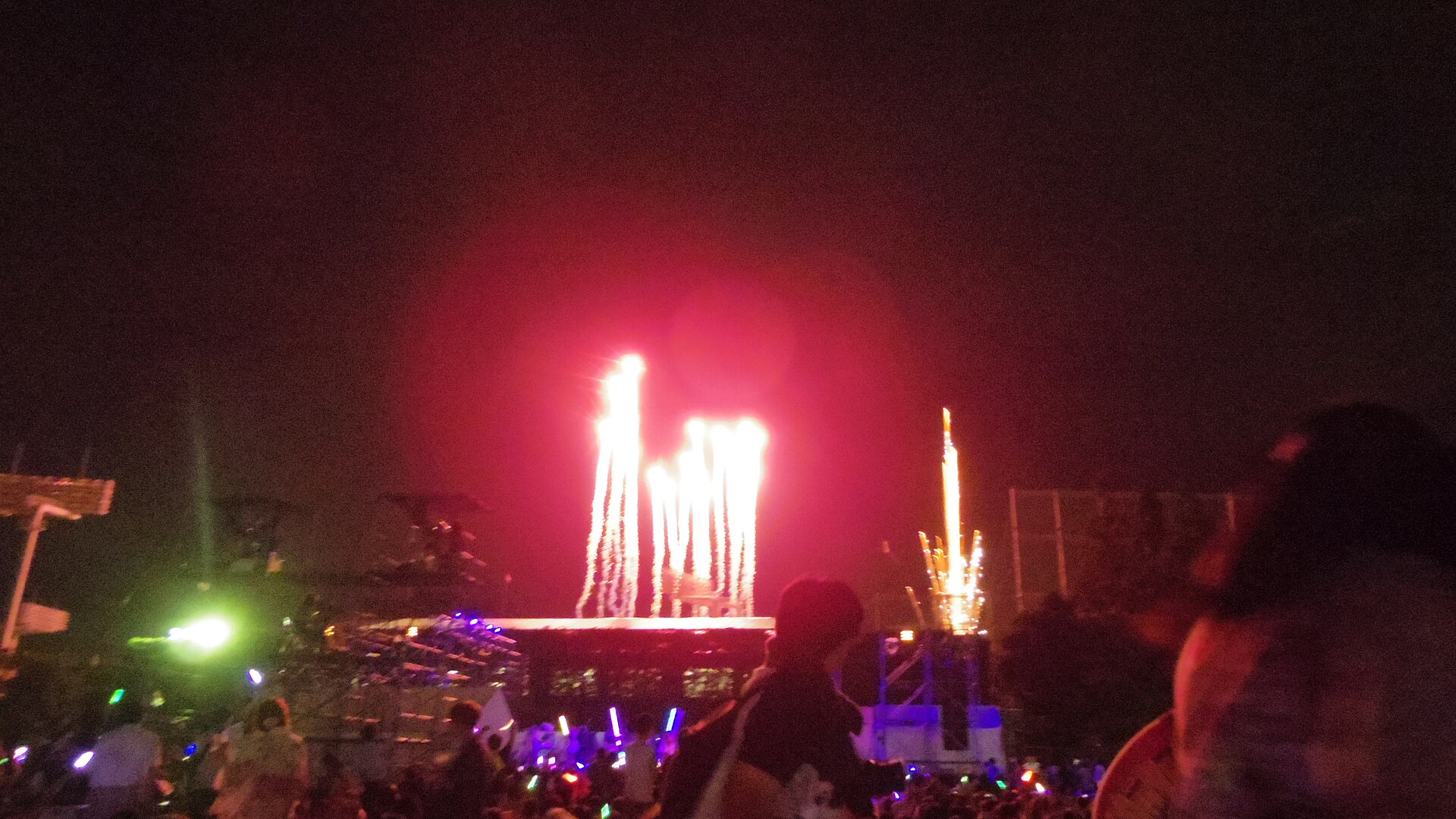 2015年神宫外苑烟花大会在神宫软式球场上空绽放。